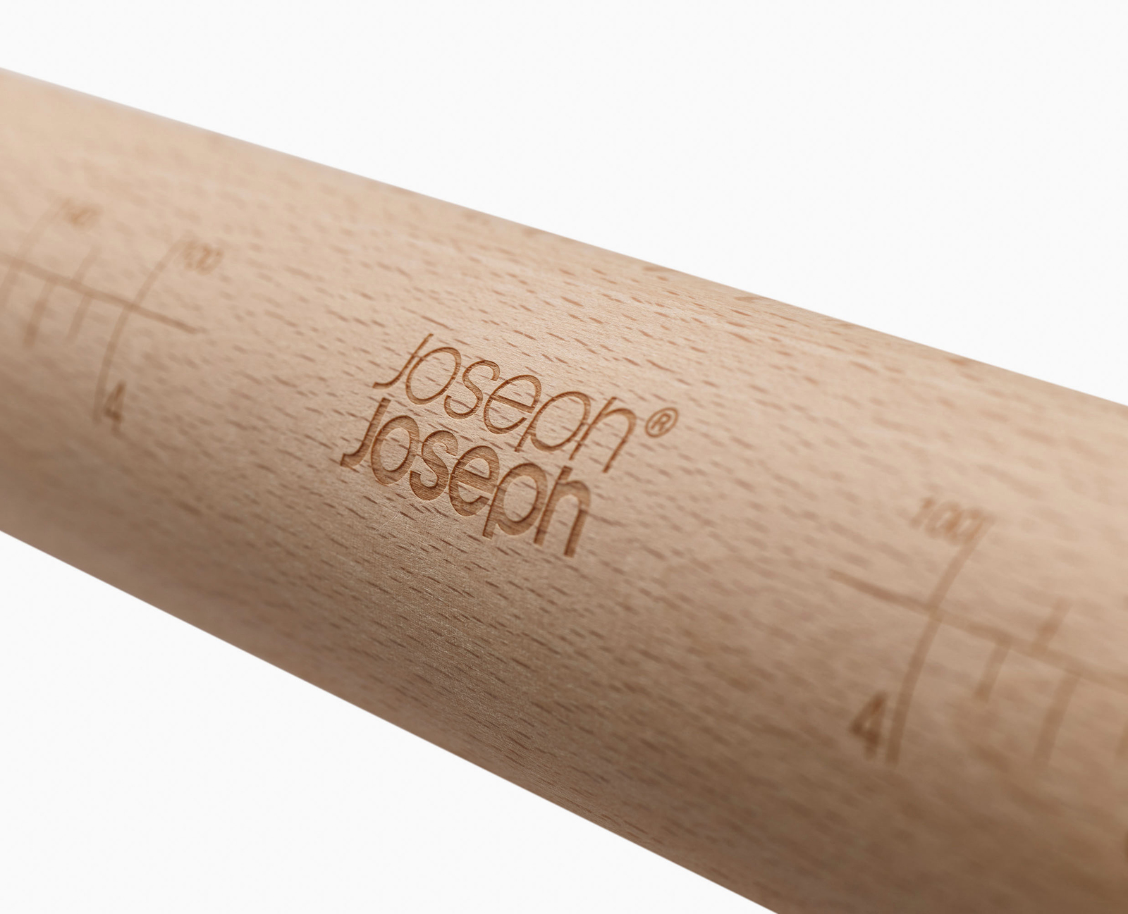 Primer plano de un rodillo de madera con marcas grabadas y la marca 'Joseph Joseph'.