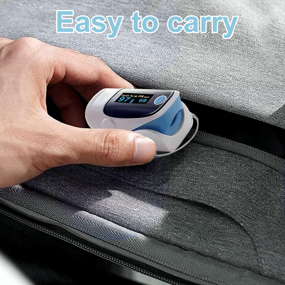 Eine Hand legt ein Pulsoximeter in eine graue Tasche. Das Oximeter zeigt 97 % SpO2 und 69 bpm an. Text: 'Leicht zu tragen'.
