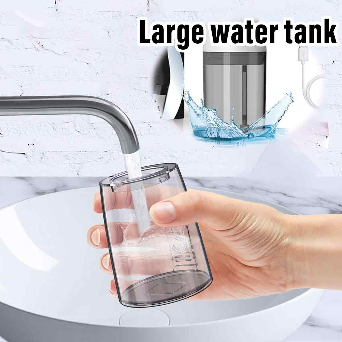 Eine Hand hält einen klaren Becher unter einem Wasserhahn und füllt ihn mit Wasser. Ein Wassertank befindet sich im Hintergrund. Die Szene spielt in einem Badezimmer.