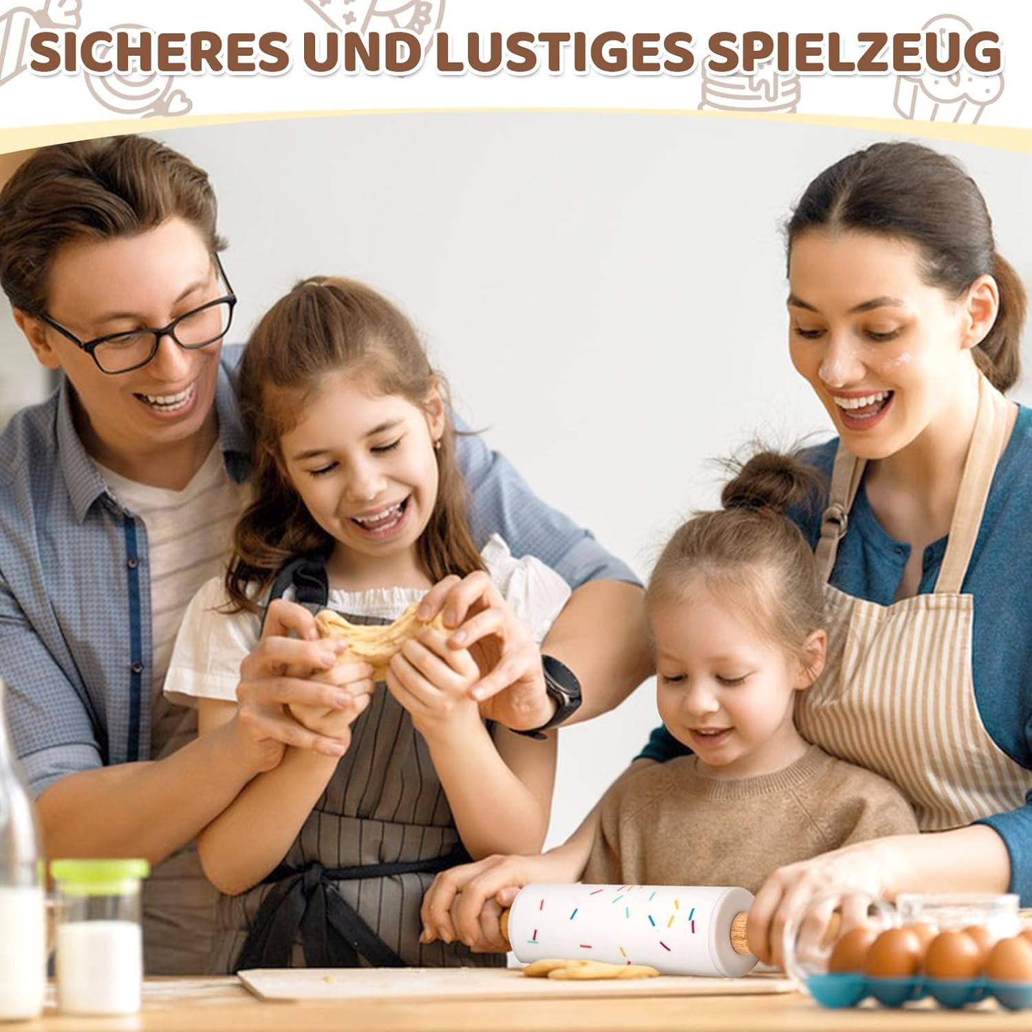 Eine vierköpfige Familie backt zusammen. Ein Mann und eine Frau helfen ihren beiden Töchtern. Sie lächeln.