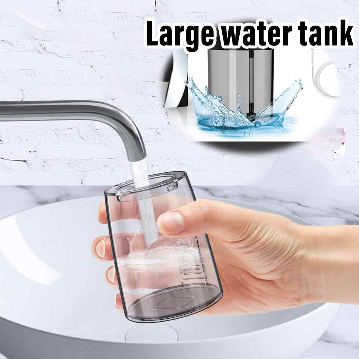 Eine Hand hält einen klaren Becher unter einem Wasserhahn und füllt ihn mit Wasser. Im Hintergrund befindet sich ein Wassertank. Die Szene spielt sich in einem Badezimmer ab.