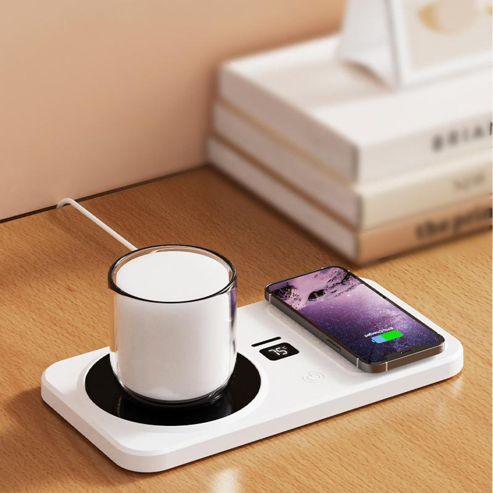 Ein weißes kabelloses Ladegerät mit einem Glas Milch und einem Telefon darauf. Ein Stapel Bücher ist im Hintergrund.