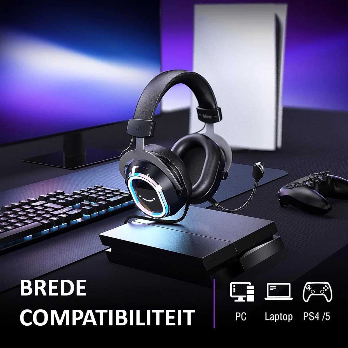 Une configuration de jeu avec un casque, un clavier, une console et une manette. Le casque est posé sur la console. Des icônes de compatibilité sont présentes.
