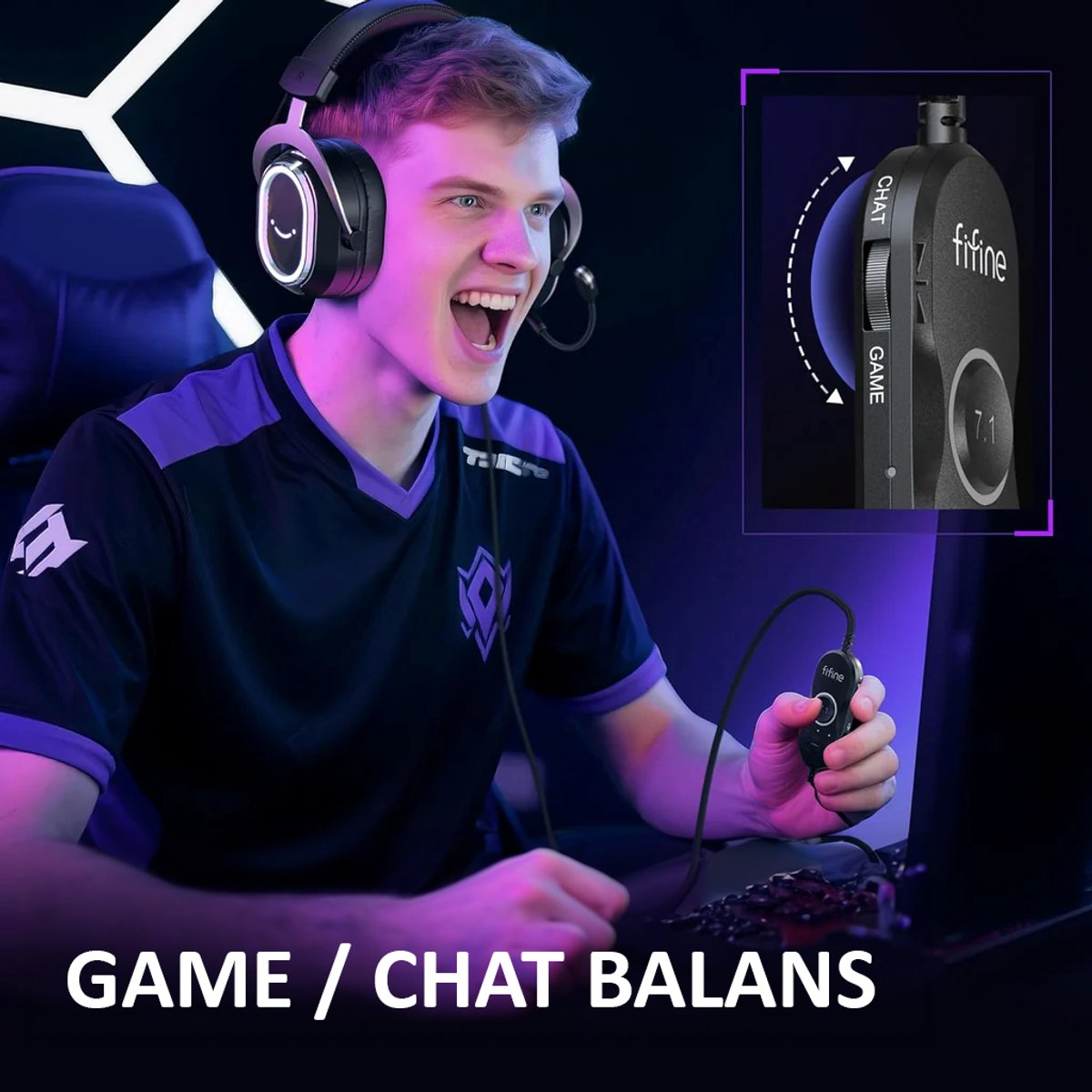 Un homme portant un casque audio sourit. L'image comprend une commande d'équilibre jeu/chat et un casque de jeu.
