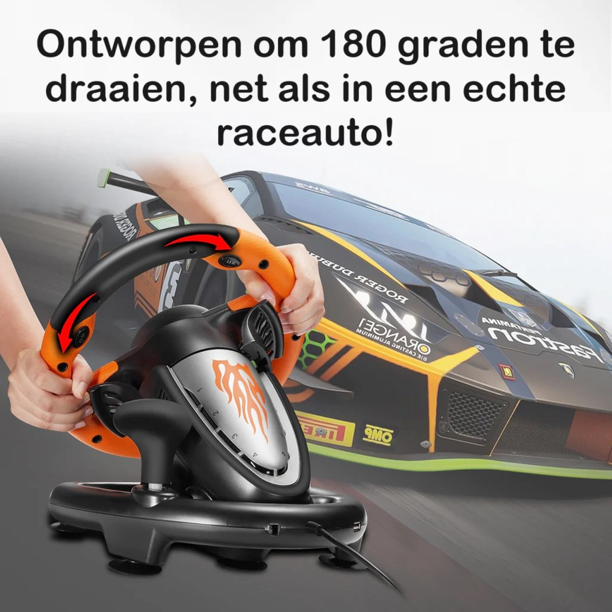 Une personne tient un volant de course. Une voiture de course est en arrière-plan. Le volant est noir et orange avec un motif de flamme.