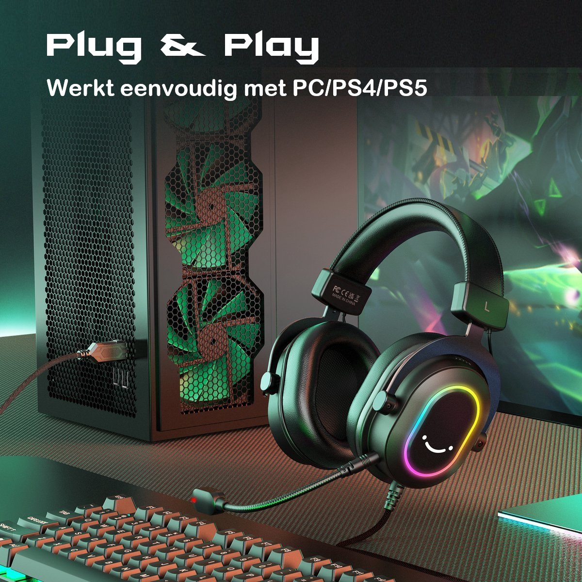 Een gaming setup met computer, headset en toetsenbord. De headset heeft een kleurrijk licht en een microfoon.