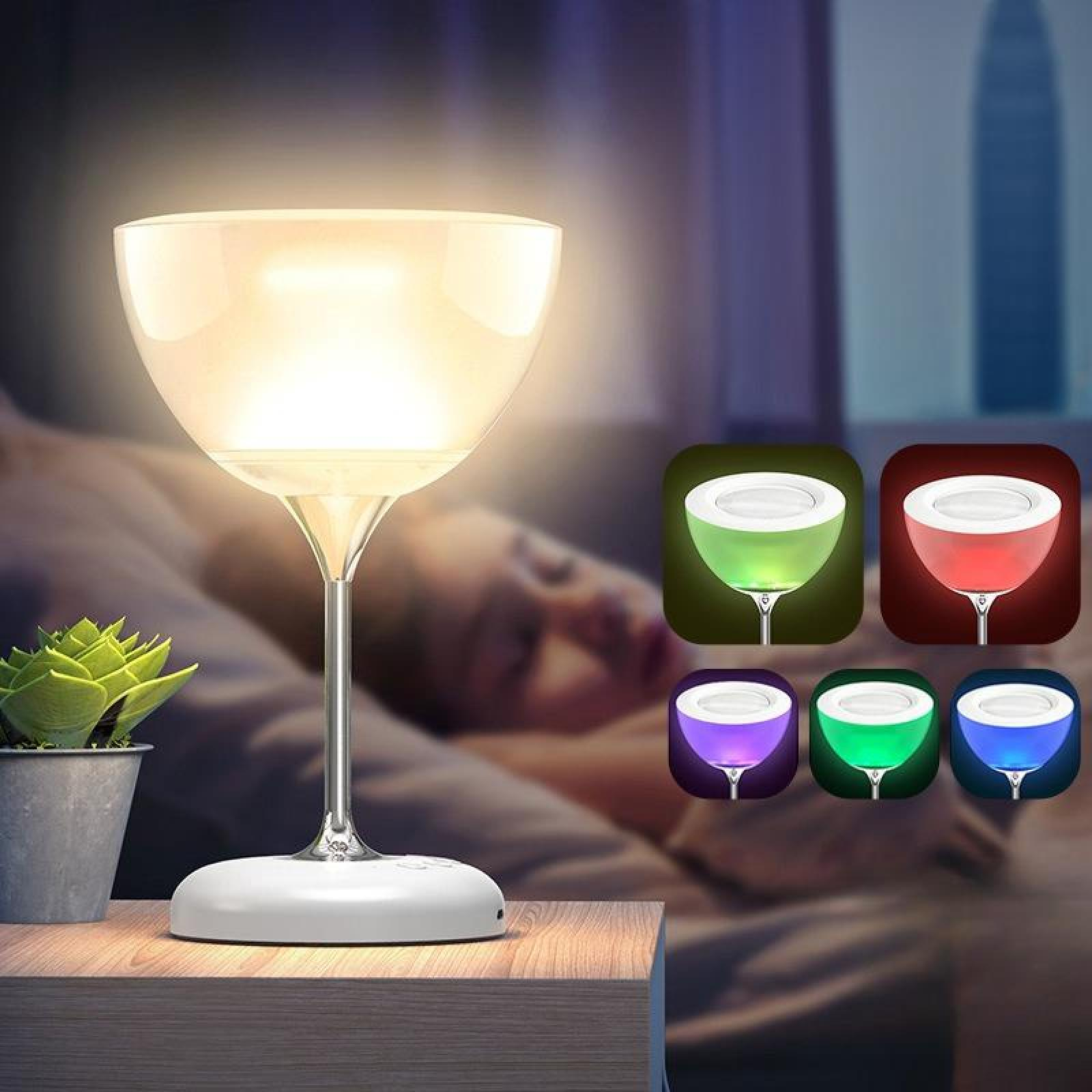 Eine weinglasförmige Lampe leuchtet. Daneben befinden sich Symbole mit Farboptionen: grün, rot, lila, türkis und blau. Neben der Lampe steht eine Pflanze.