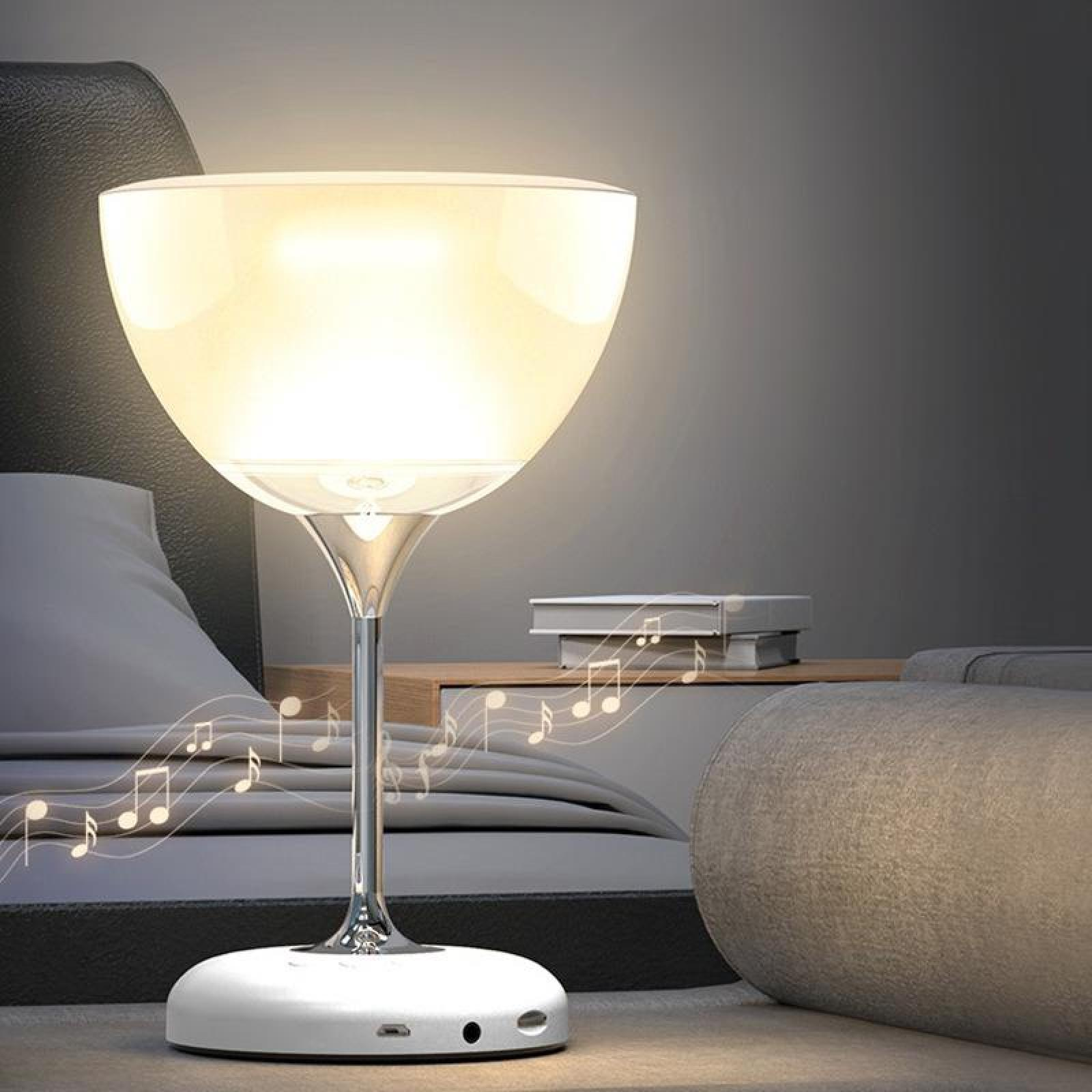 Eine lampe wie ein Weinglas. Musiknoten kommen aus ihm. Es steht auf einem Nachttisch neben einem Bett.