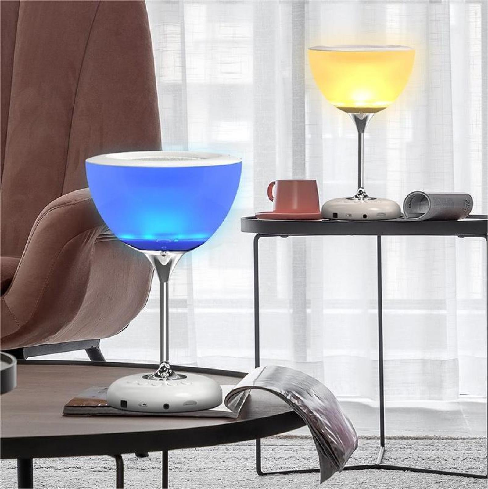 Zwei dekorative Lampen auf Tischen, eine blaue und eine gelbe. Eine Tasse, ein gerolltes Papier und ein Stuhl sind sichtbar.