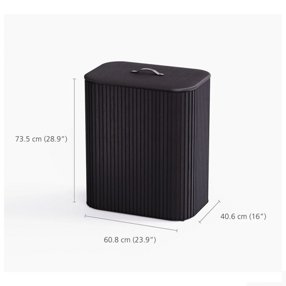 Una cesta de lavandería negra con asa superior. Dimensiones: 73,5 cm alto, 60,8 cm ancho, 40,6 cm profundo.