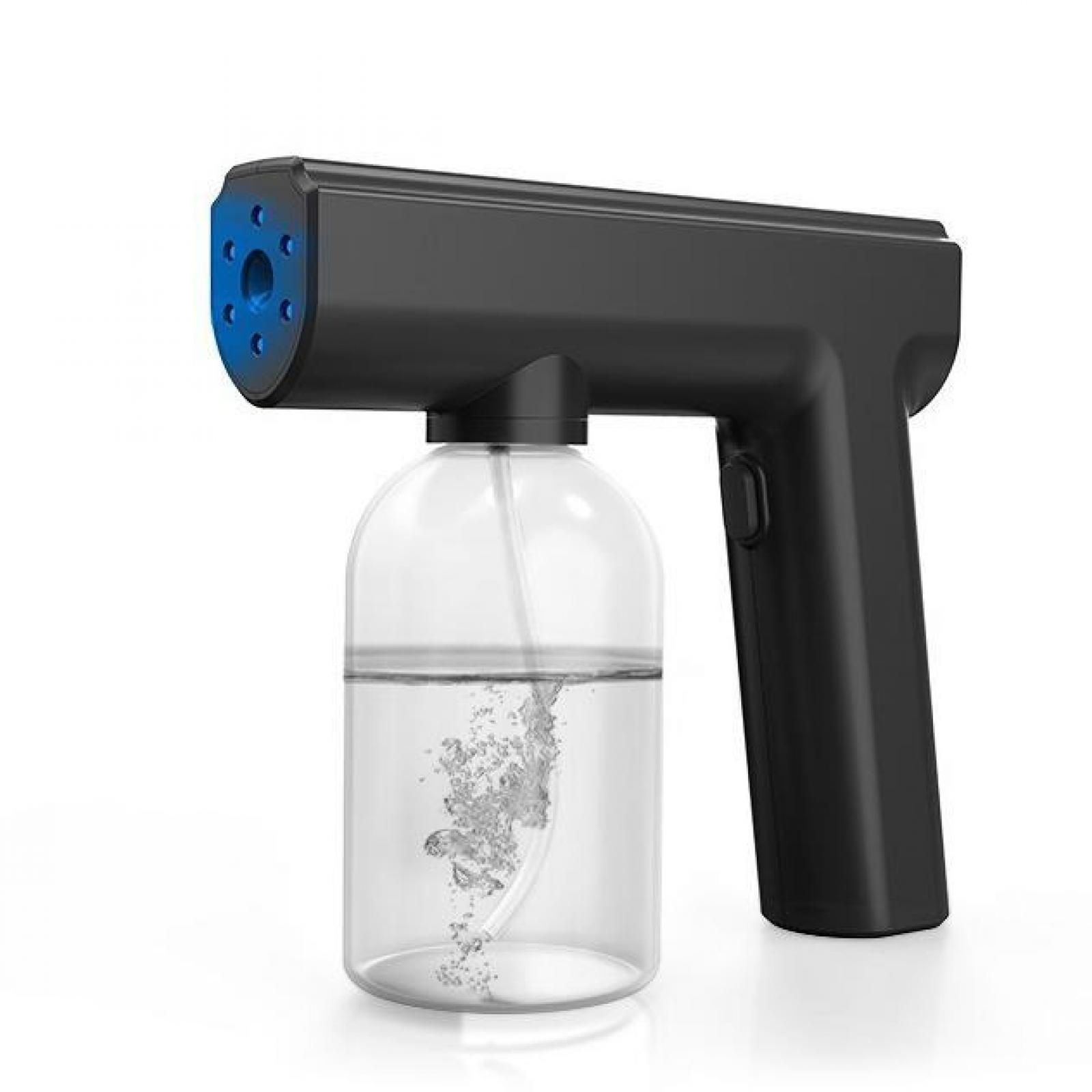 Schwarze Spritzpistole mit transparentem Wassertank. Die Pistole hat ein blaues Licht an der Düse und befindet sich auf weißem Hintergrund.