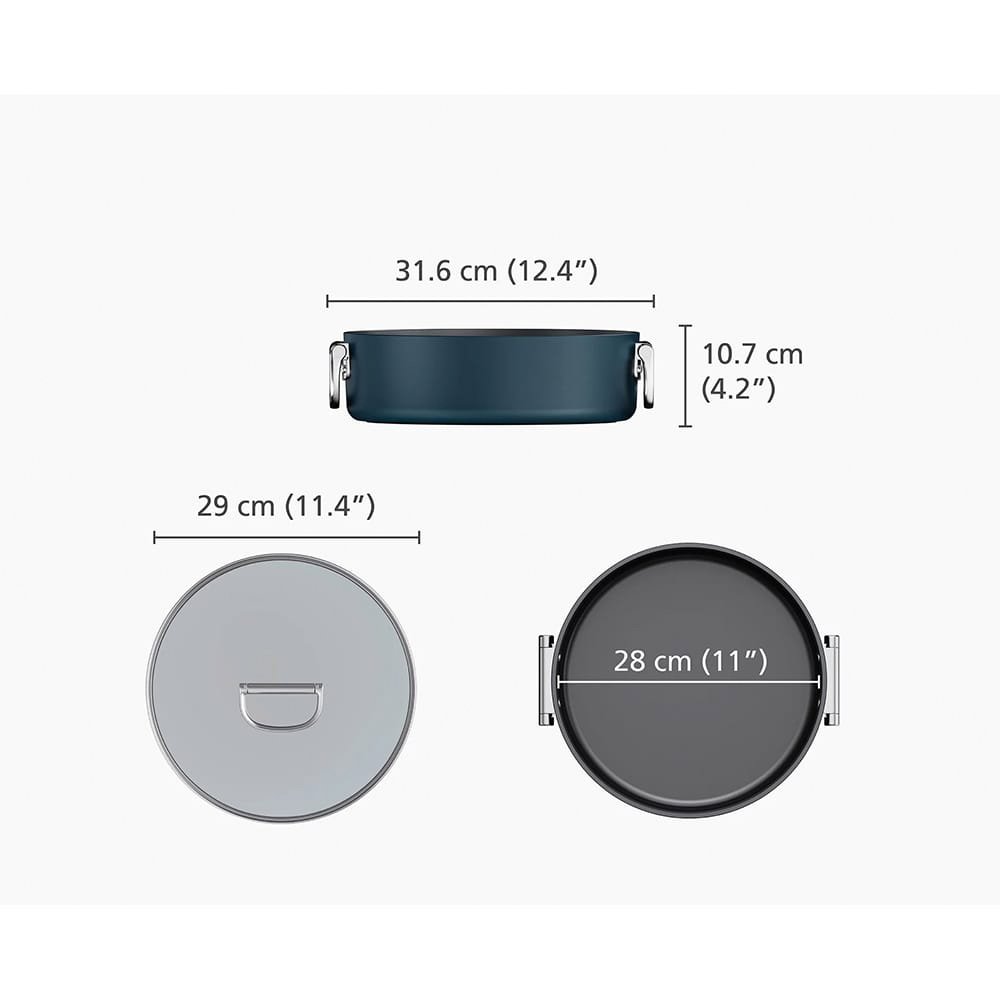 Koyu mavi bir tencere, kapak ve tabanın üç görünümü. Ölçüler: 31,6 cm (12,4"), 29 cm (11,4"), ve 28 cm (11").