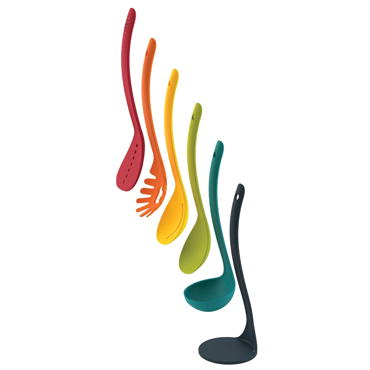 Seis utensilios de cocina coloridos: una espátula ranurada roja, un tenedor para pasta naranja, una cuchara amarilla, una cuchara verde, un cucharón verde azulado y un cucharón negro.