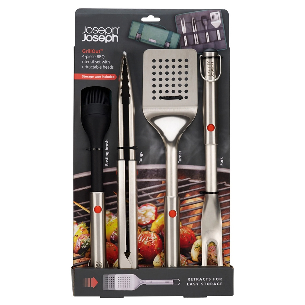 Un juego de utensilios para asar con un cepillo, pinzas, volteador y tenedor, con un fondo de comida a la parrilla.