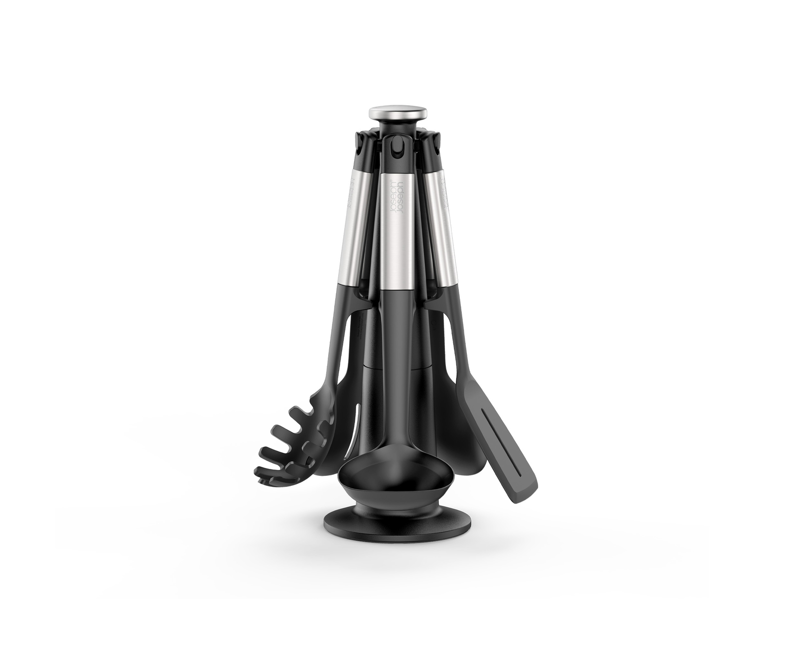 Un juego de utensilios de cocina negros en un soporte. El soporte tiene una parte superior e inferior plateadas. Los utensilios incluyen una cuchara, espátula y tenedor para pasta.