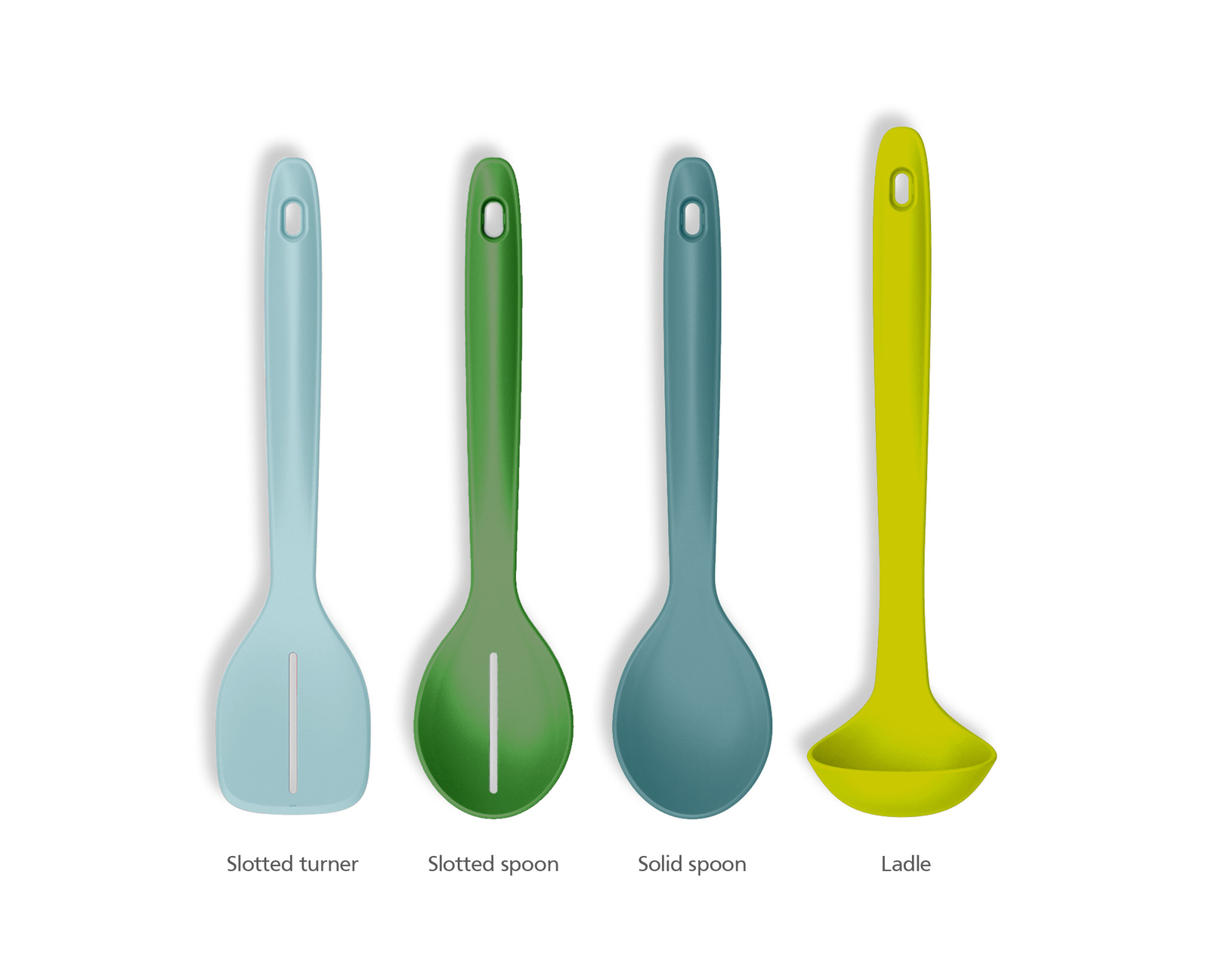 Cuatro utensilios de cocina coloridos: espátula ranurada, cuchara ranurada, cuchara sólida y cucharón, sobre fondo blanco.