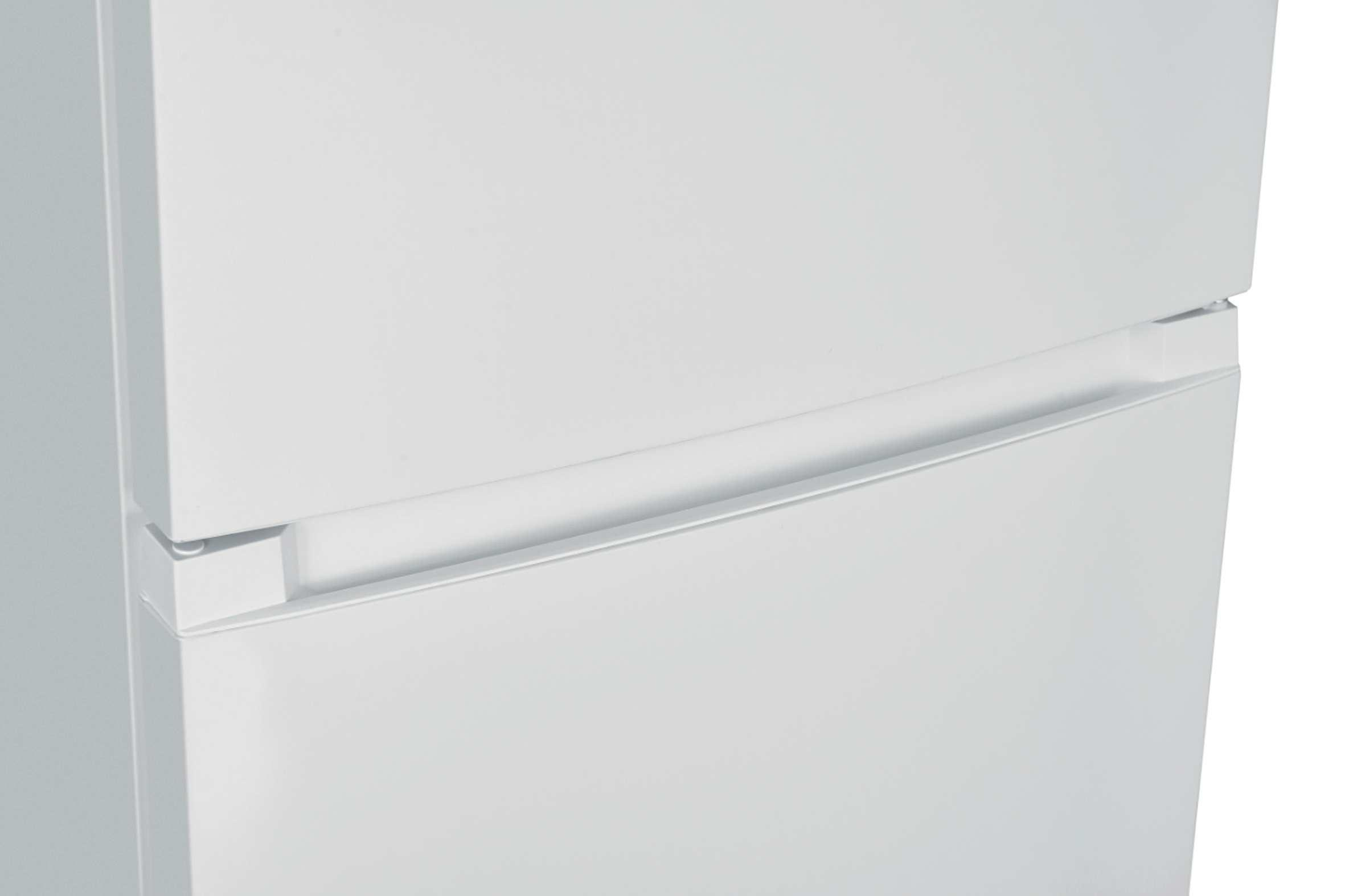 Primo piano di un frigorifero bianco. L'immagine mostra la porta con una maniglia.