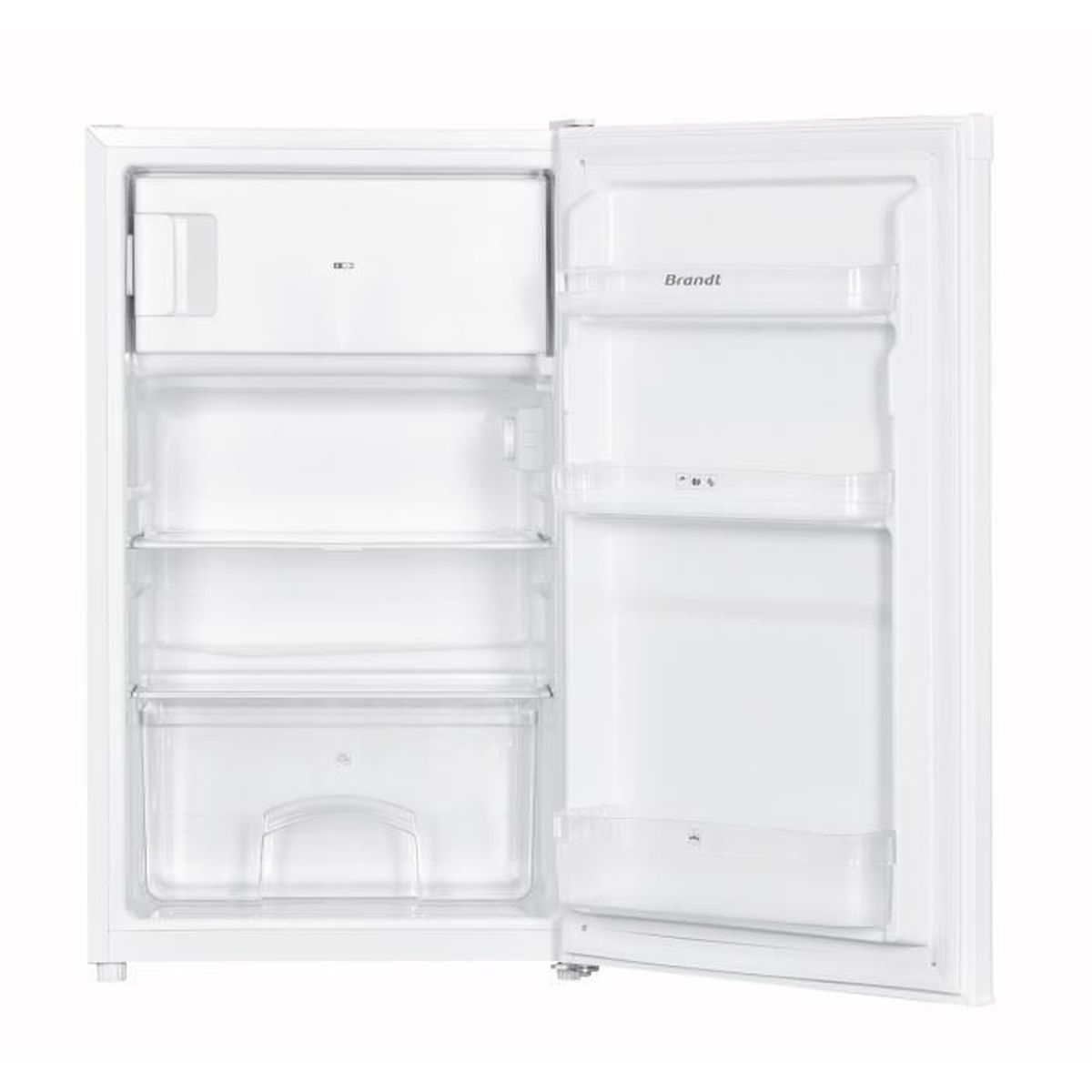 Un frigorifero bianco con la porta aperta, che rivela ripiani, un cassetto per la verdura e il logo del marchio Brandt.