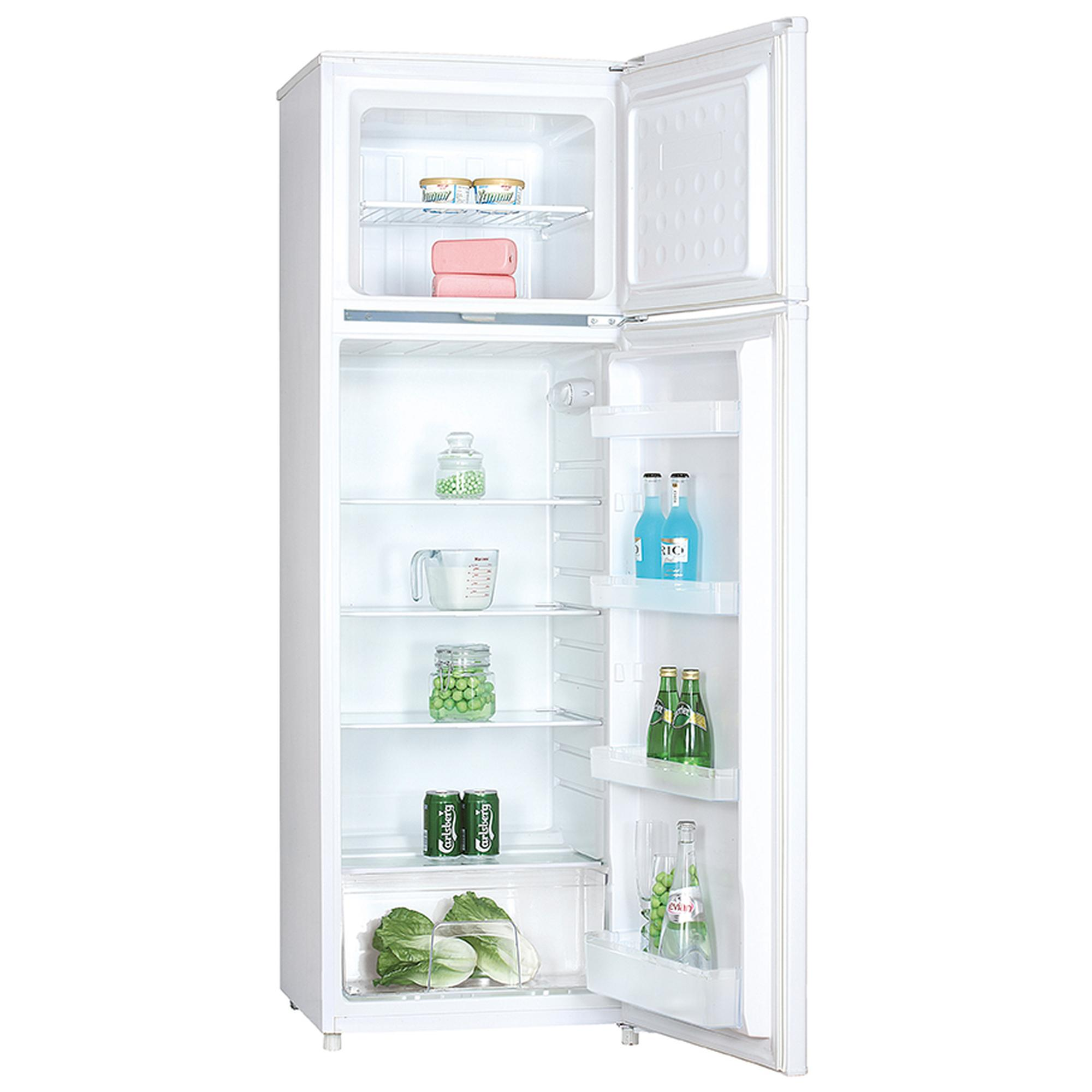 Un refrigerador blanco está abierto, revelando estantes con alimentos como bebidas, verduras y recipientes con varios contenidos.