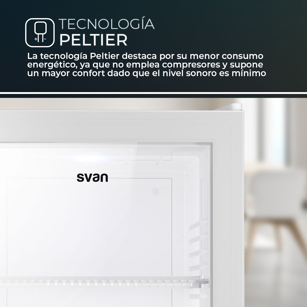 Interior de refrigerador blanco con la marca 'svan'. El texto superior dice 'Tecnología Peltier'. El fondo muestra una silla.