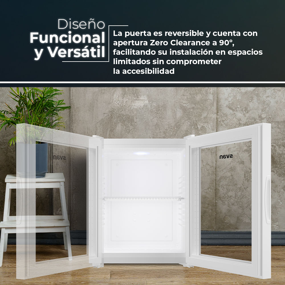 Armario blanco con puertas abiertas, una planta en un taburete a la izquierda. Texto: Funcional y versátil. Fondo: pared gris.