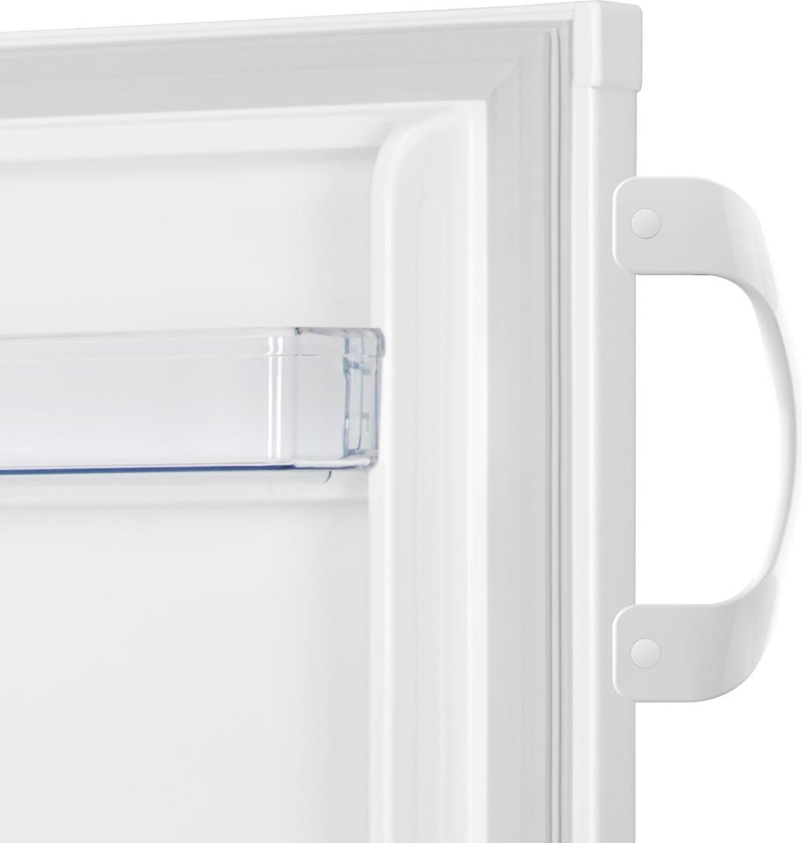 Zbliżenie białych drzwi lodówki. Po prawej stronie znajduje się uchwyt, a wewnątrz widoczna jest przezroczysta plastikowa półka.