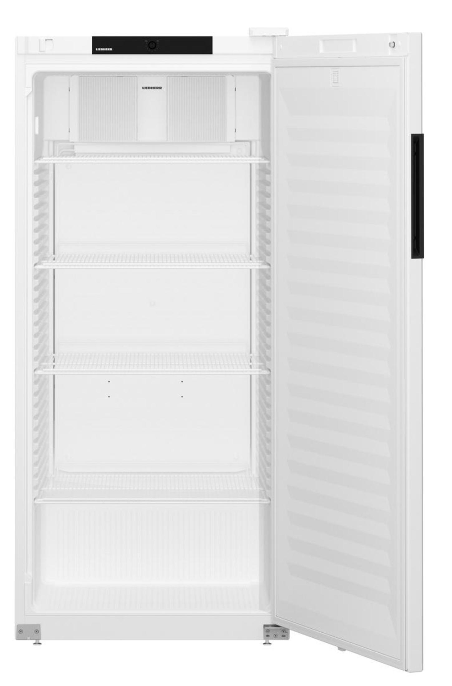 Un frigorifero bianco con la porta aperta. All'interno ci sono ripiani. La porta ha una maniglia sul lato destro.