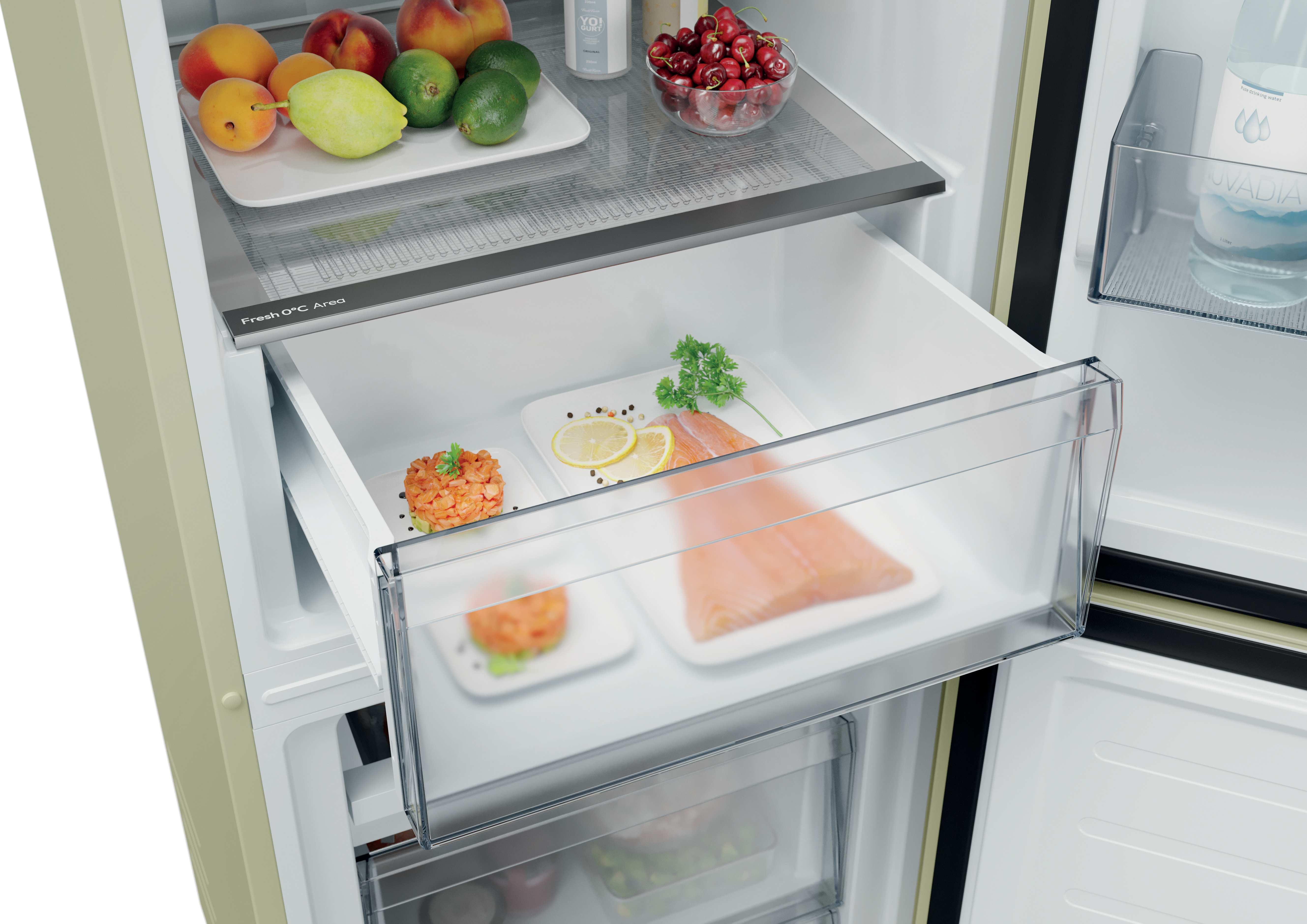 Frigorifero aperto con frutta, ciliegie, salmone e cibi preparati. Include una bottiglia d'acqua e yogurt.