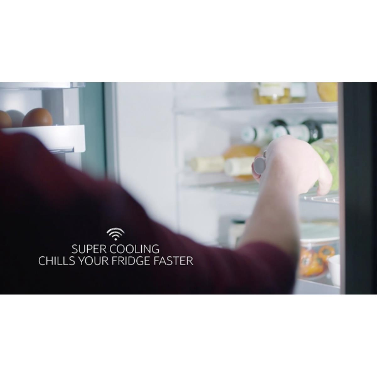 Una persona apre la porta di un frigorifero. All'interno ci sono bottiglie, contenitori di cibo e uova. Il testo recita: La super refrigerazione raffredda il tuo frigorifero più velocemente.