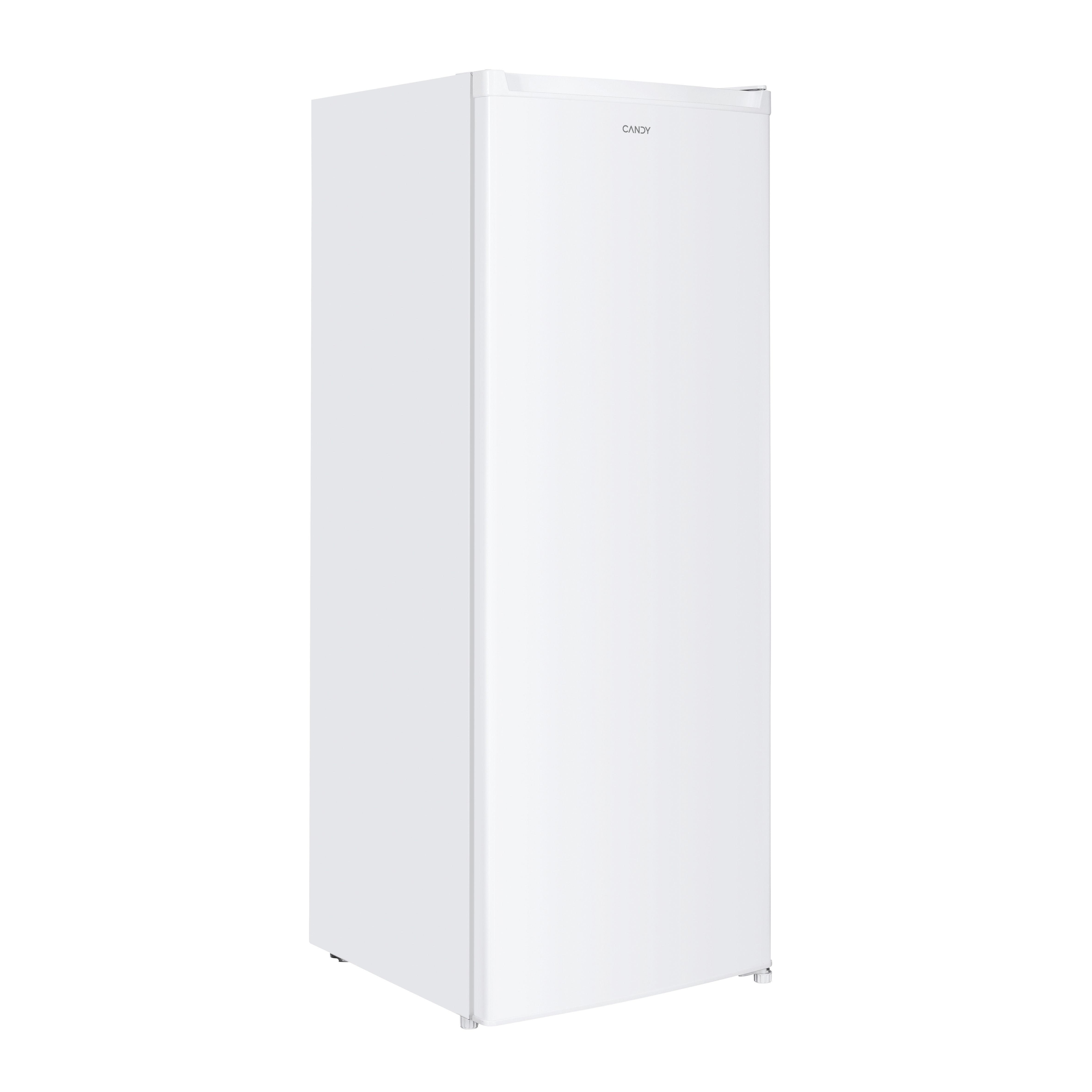 Un refrigerador Candy blanco se encuentra sobre un fondo blanco. Tiene una sola puerta y la marca es visible.