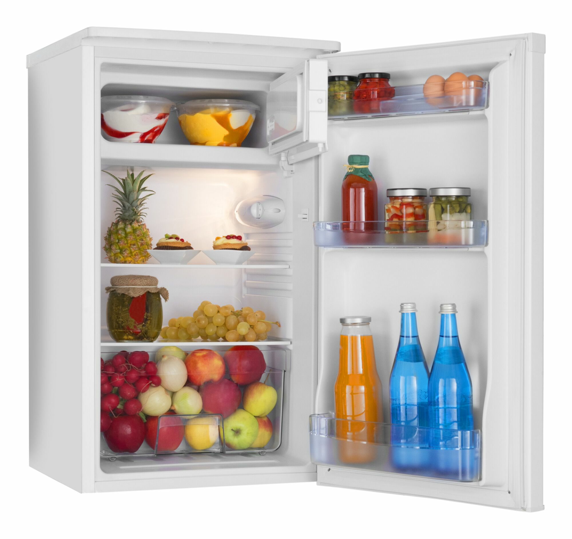 Offener Kühlschrank voller Lebensmittel. Ananas, Früchte, Gläser, Saft- und Wasserflaschen. Weißes Interieur mit Licht.