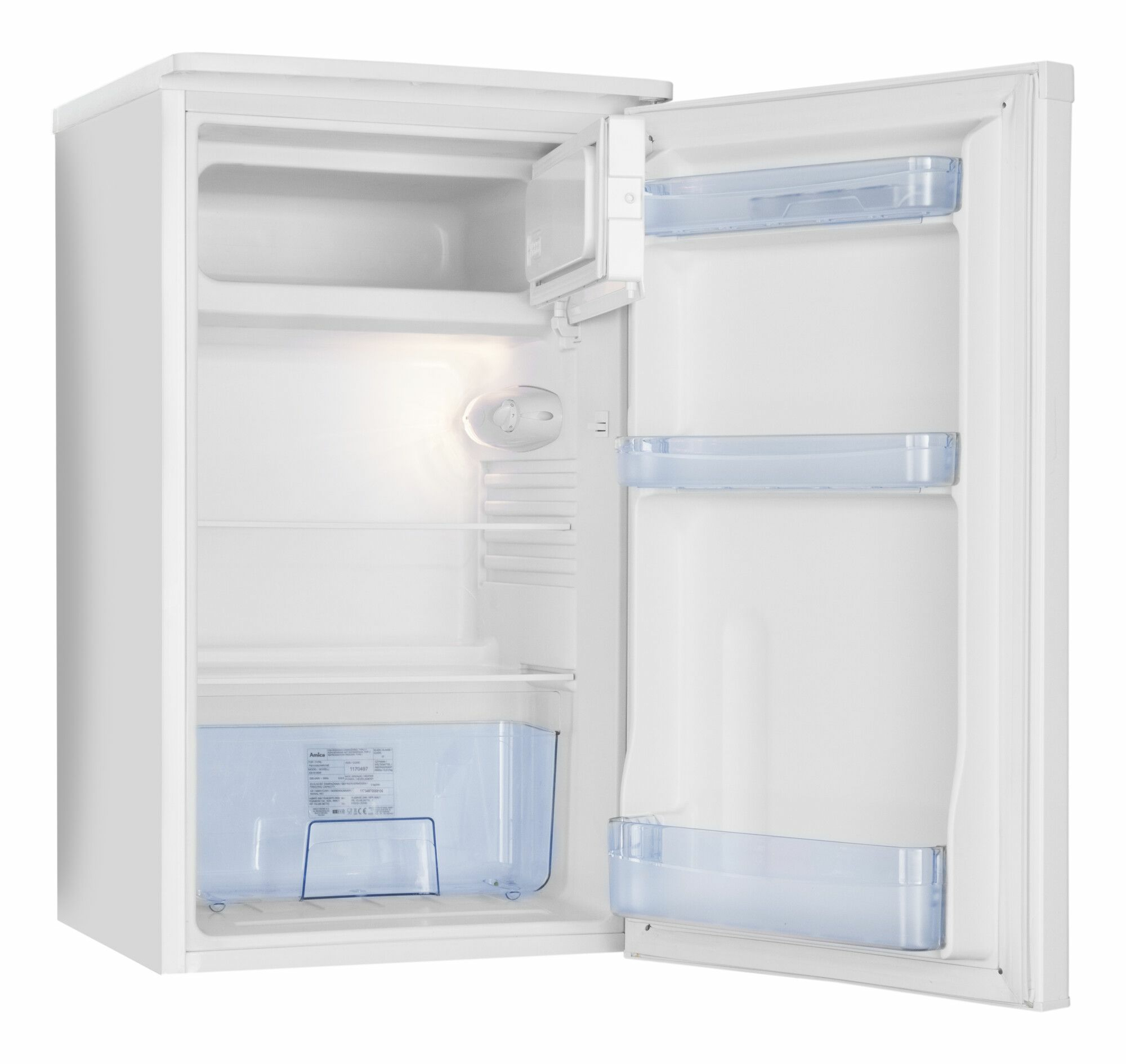 Ein weißer Kühlschrank mit offener Tür. Innen sind Regale und ein blauer Behälter sichtbar. Die Tür hat auch Regale.