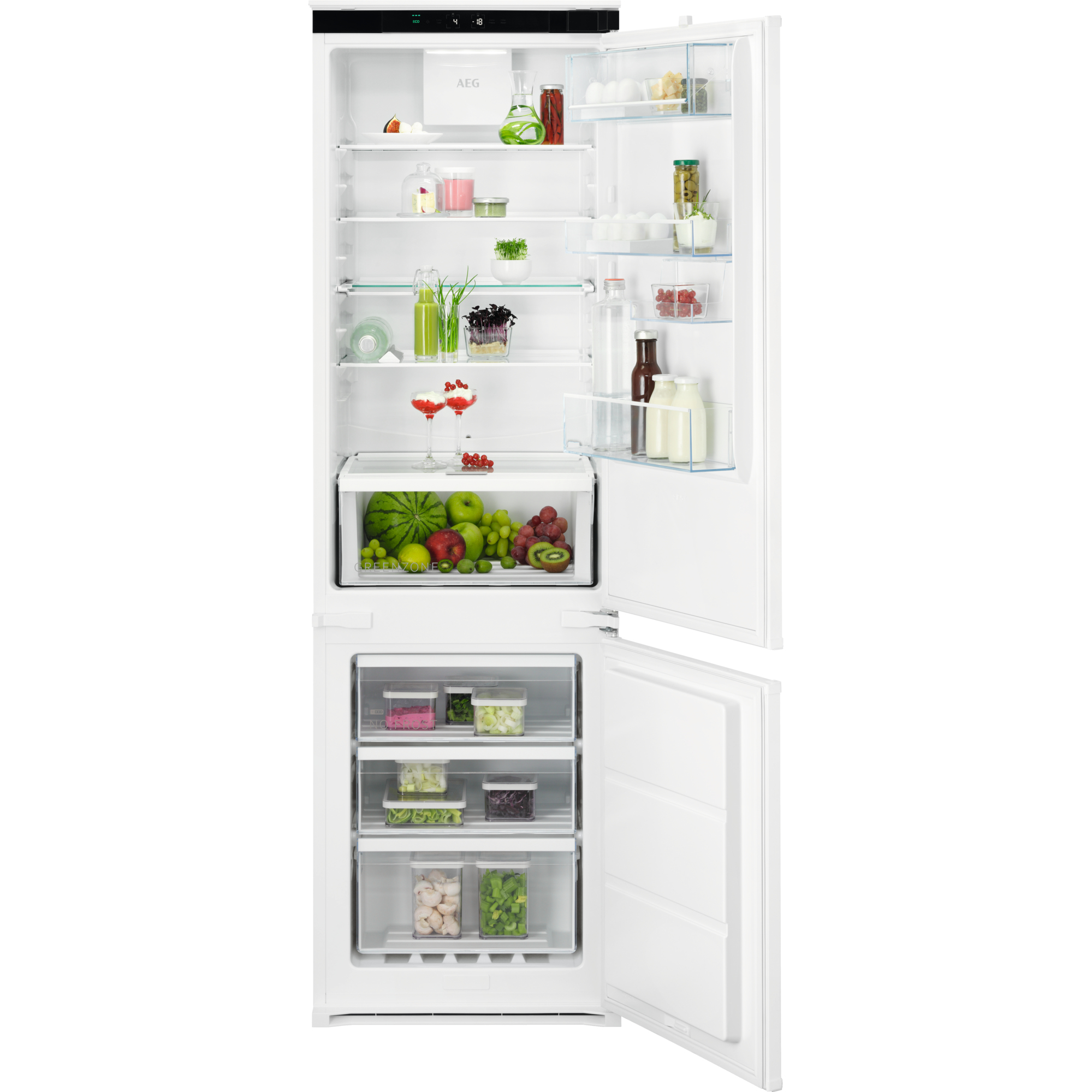 Refrigerador blanco abierto lleno de alimentos: frutas, verduras, huevos, frascos, botellas y otros artículos.