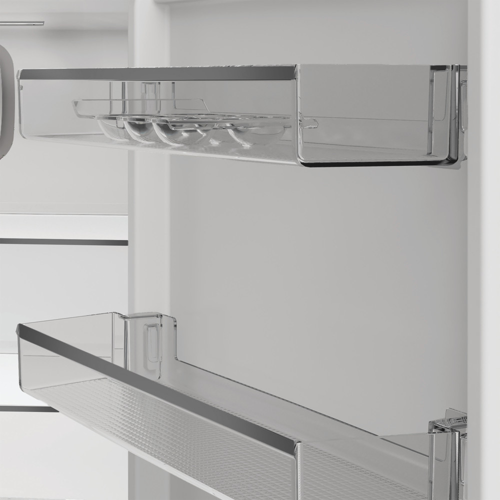 Interior de un refrigerador. Se ven dos estantes de plástico transparente. El estante superior contiene un soporte de huevos de plástico.