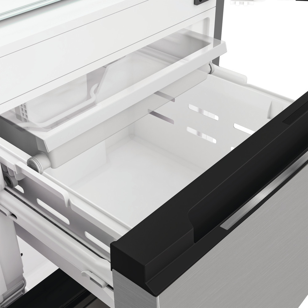 Cajón de refrigerador abierto con interior blanco. Una bandeja transparente se encuentra encima del cajón. Mango negro y acabado de acero cepillado.