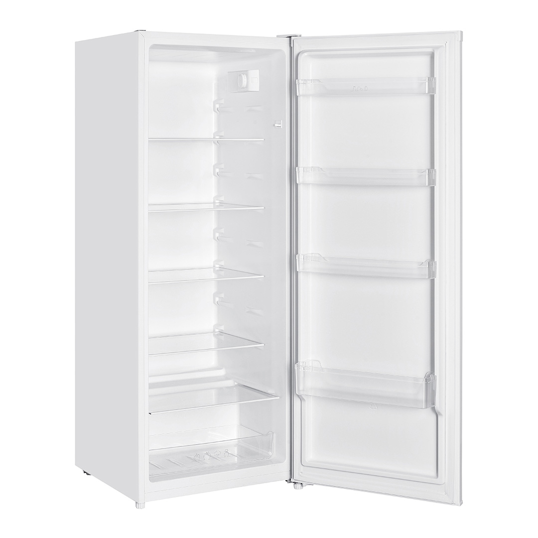 Un refrigerador blanco y vacío con la puerta abierta. El interior tiene estantes. La puerta también tiene estantes. El fondo es blanco.