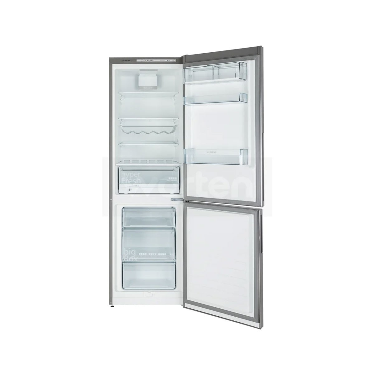 Offener Kühlschrank mit Regalen, Schubladen und Fächern. Edelstahlrahmen. Innen leer.
