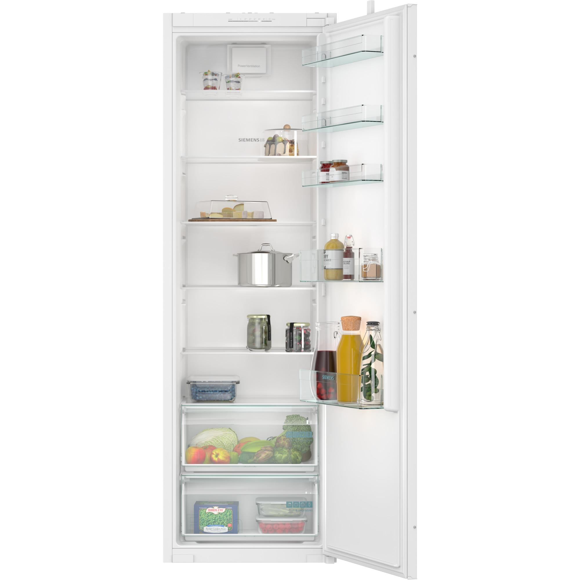 Open koelkast vol met eten: fruit, groenten, potten, flessen en kaas. Wit interieur en deur. Siemens logo zichtbaar.