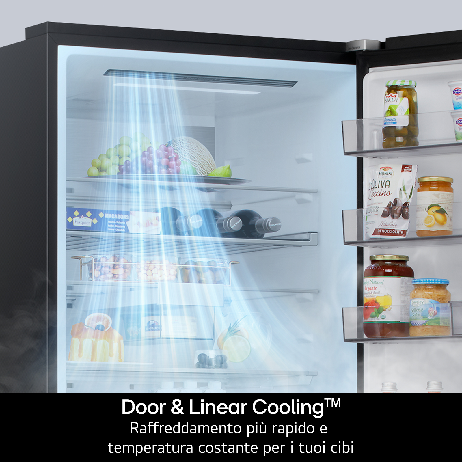 Frigorifero aperto con cibo. Frutta, bottiglie di vino, prodotti confezionati visibili. Testo Door & Linear Cooling in basso.