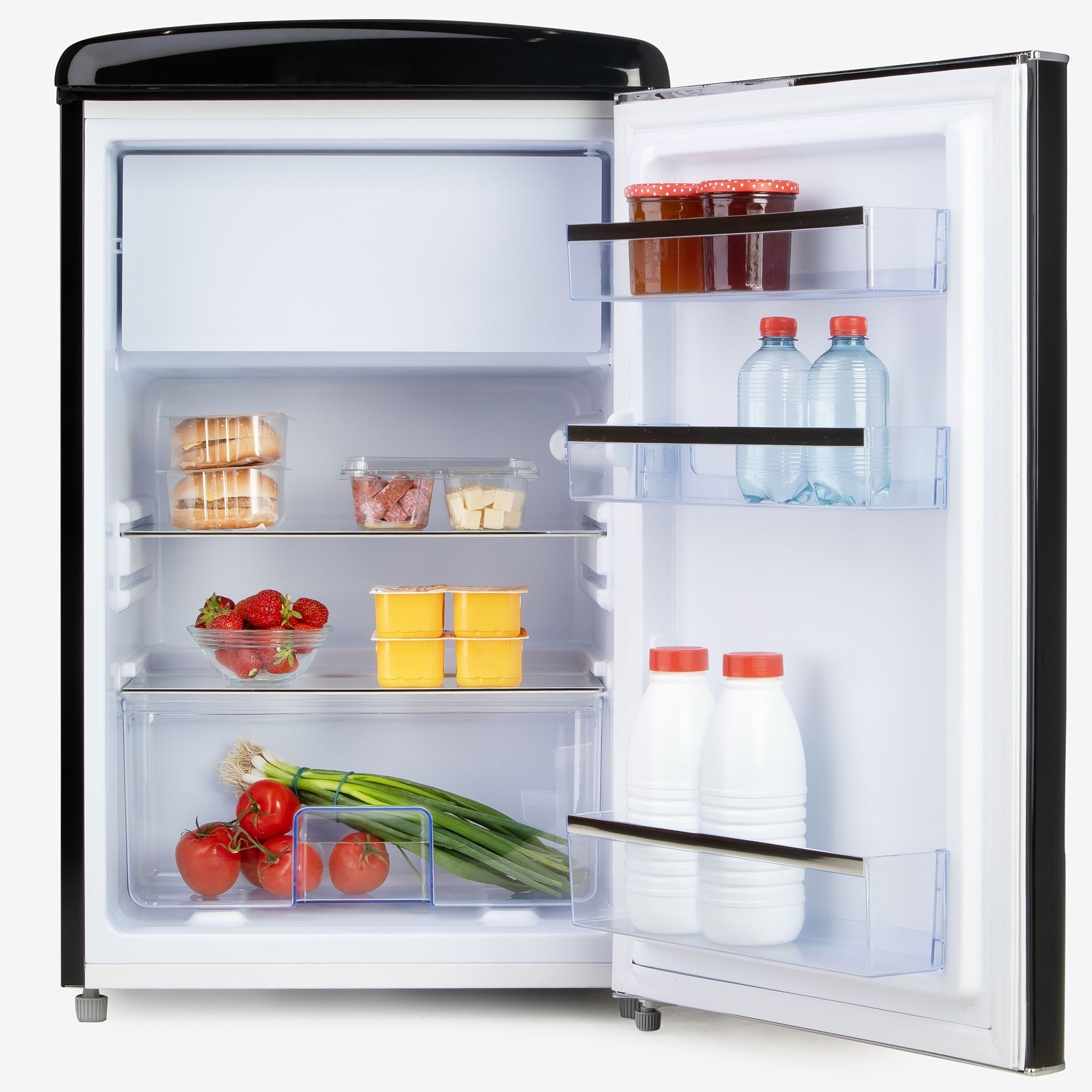 Réfrigérateur ouvert avec aliments : fraises, tomates, yaourt, bouteilles d'eau, lait et burger. Pots de confiture en haut.