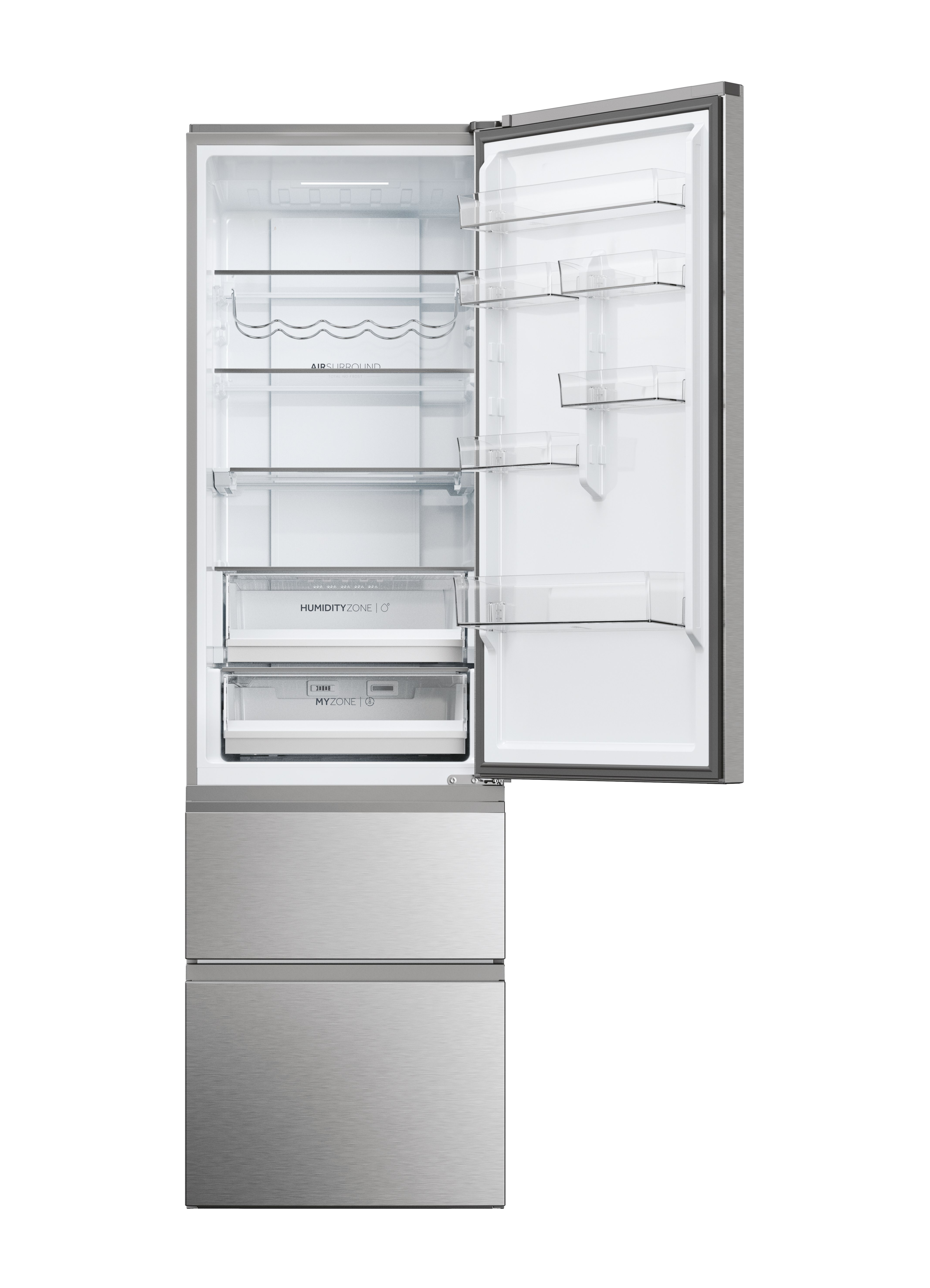 Un refrigerador plateado moderno con la puerta abierta, que muestra estantes, cajones y detalles interiores, sobre fondo blanco.