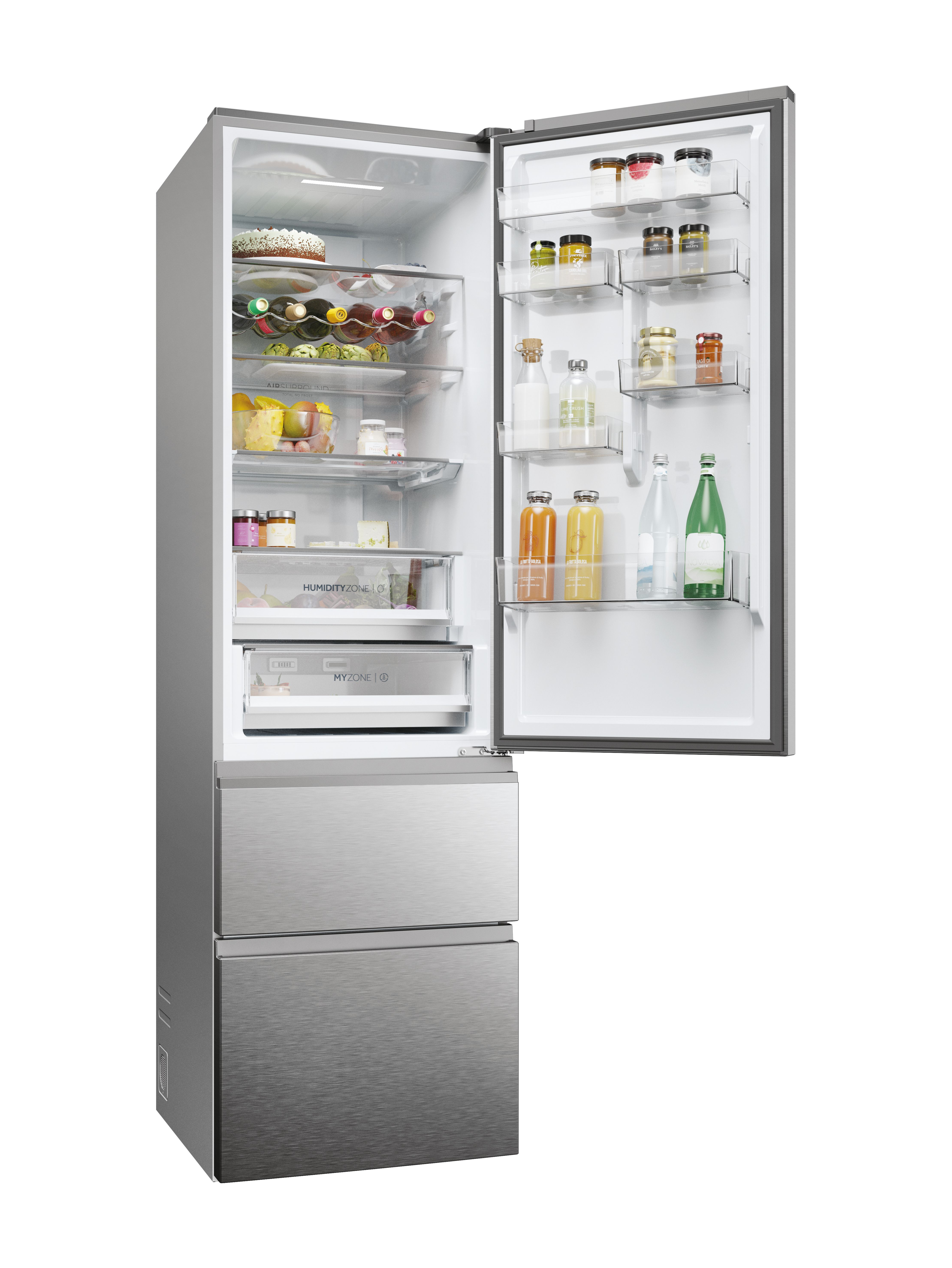 Un refrigerador de acero inoxidable está abierto, revelando estantes con alimentos como botellas, frascos, un pastel y varios productos.