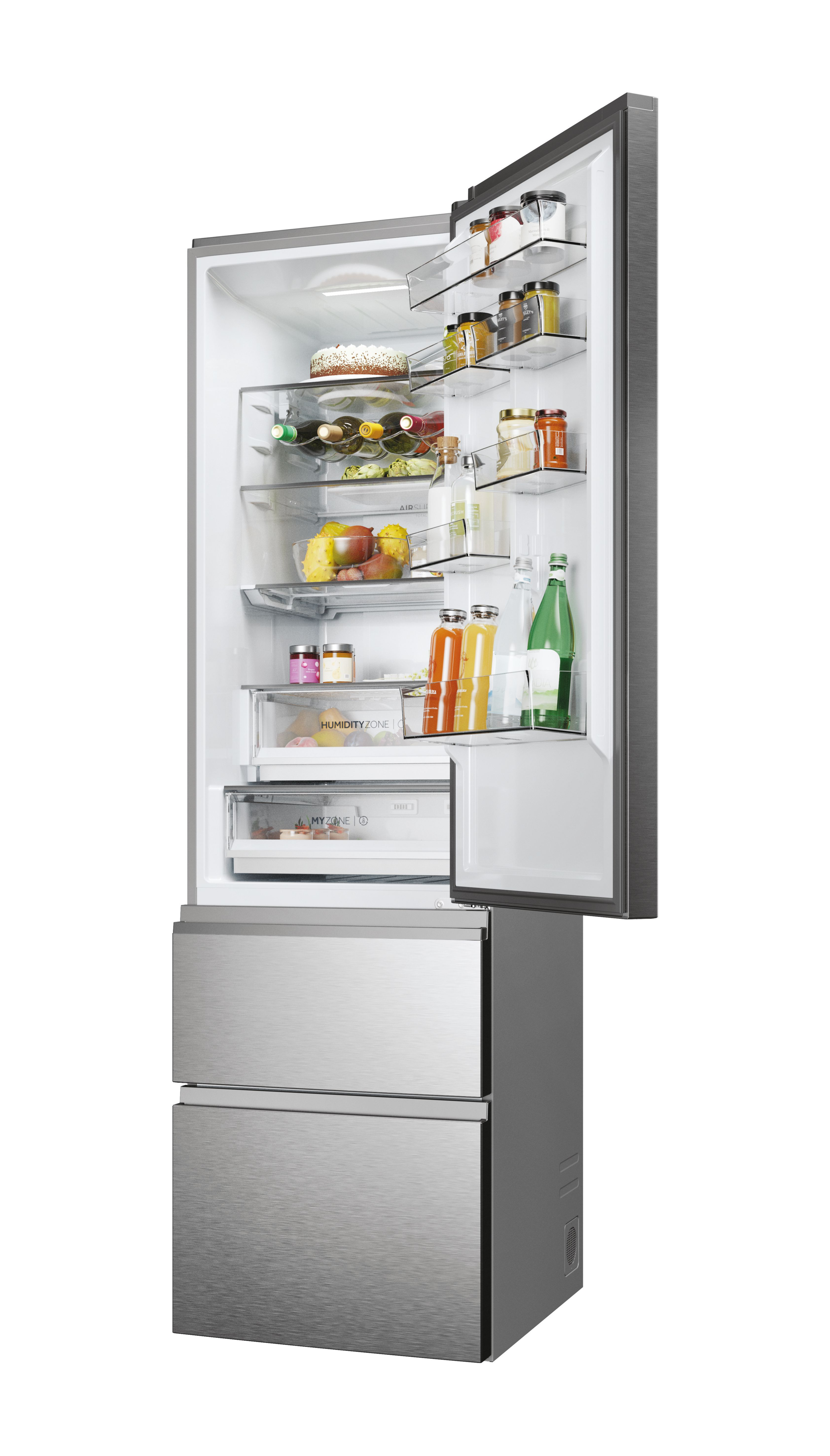 Un refrigerador moderno con la puerta abierta, mostrando estantes llenos de alimentos como frutas, bebidas y frascos.