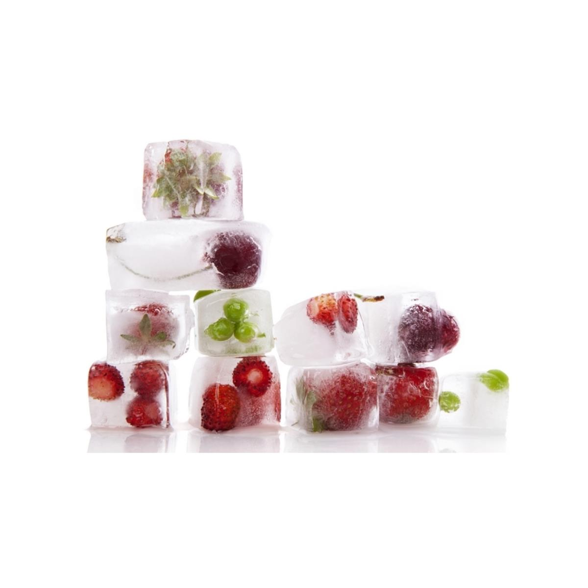 Eiswürfel mit verschiedenen Früchten, darunter Erdbeeren und Kirschen, gestapelt auf einer reflektierenden Oberfläche, vor weißem Hintergrund.