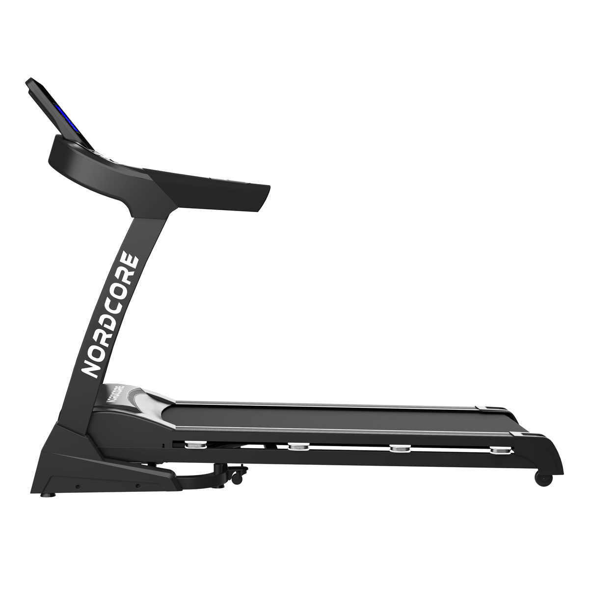 Czarna bieżnia Nordcore. Ma wyświetlacz i powierzchnię do biegania. Nazwa marki jest widoczna z boku.