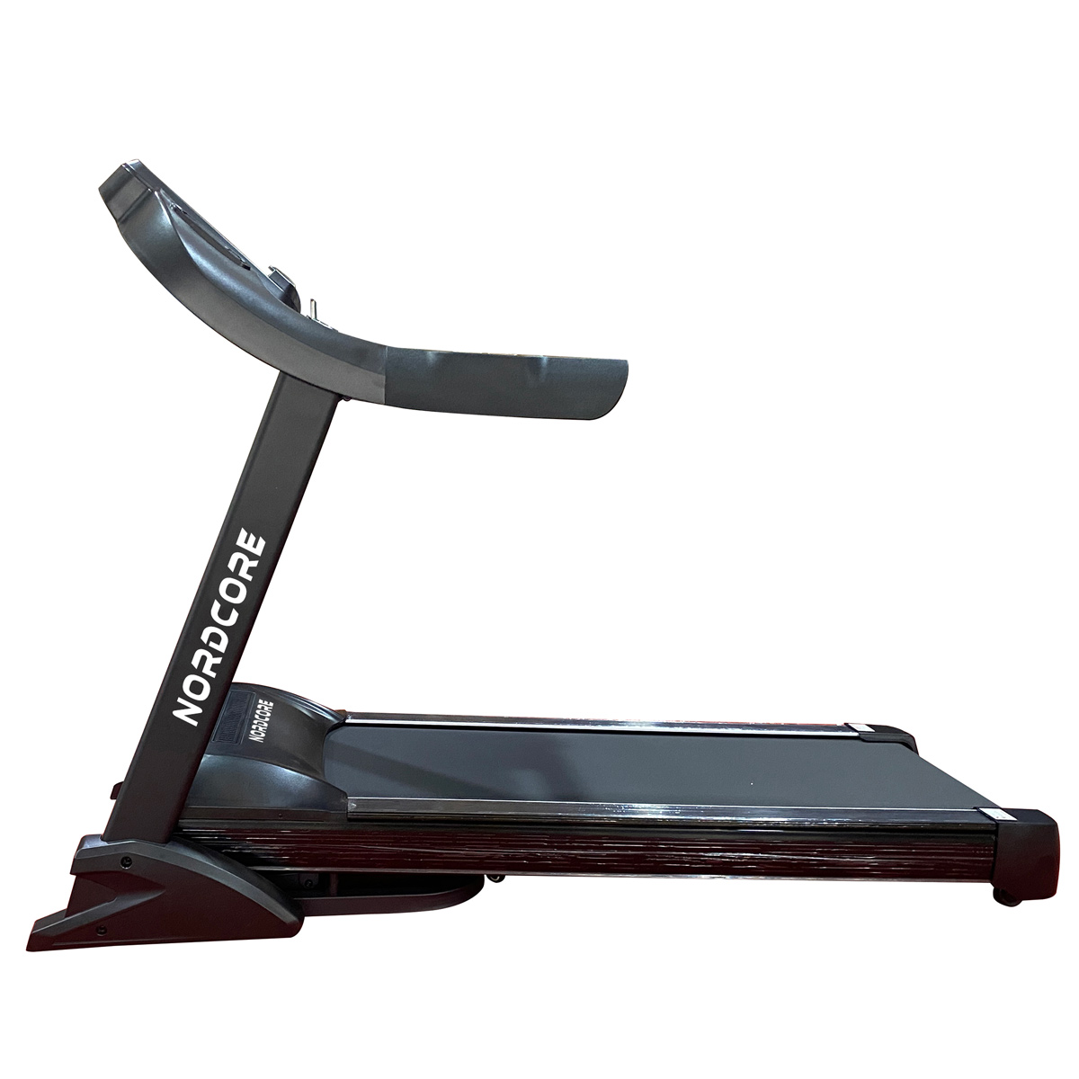 Pokazano ciemnoszarą bieżnię Nordcore. Bieżnia znajduje się na białym tle. Nazwa marki jest widoczna na ramie maszyny.