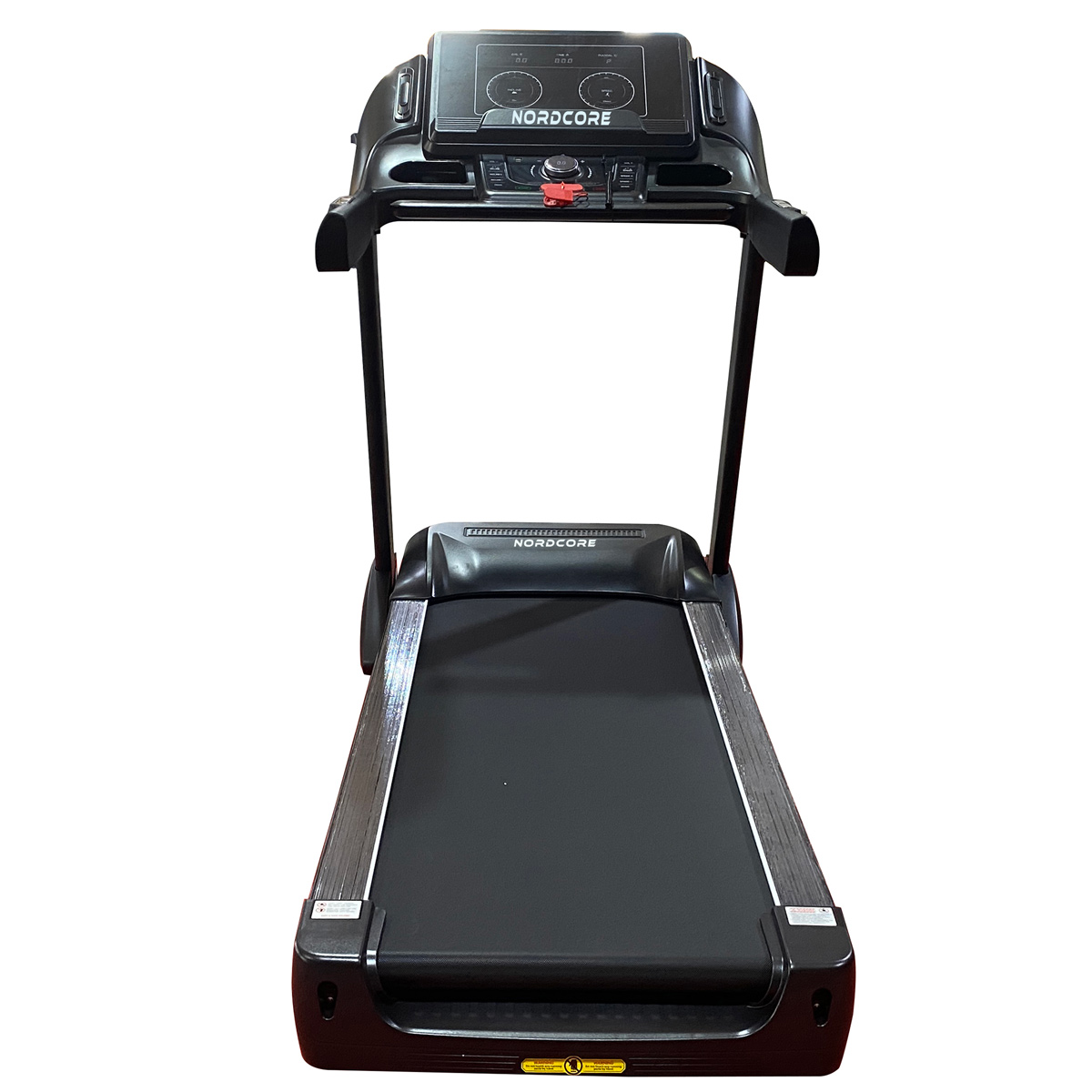 Czarna bieżnia z panelem wyświetlacza. Widoczna nazwa marki 'Nordcore'. Bieżnia na białym tle.