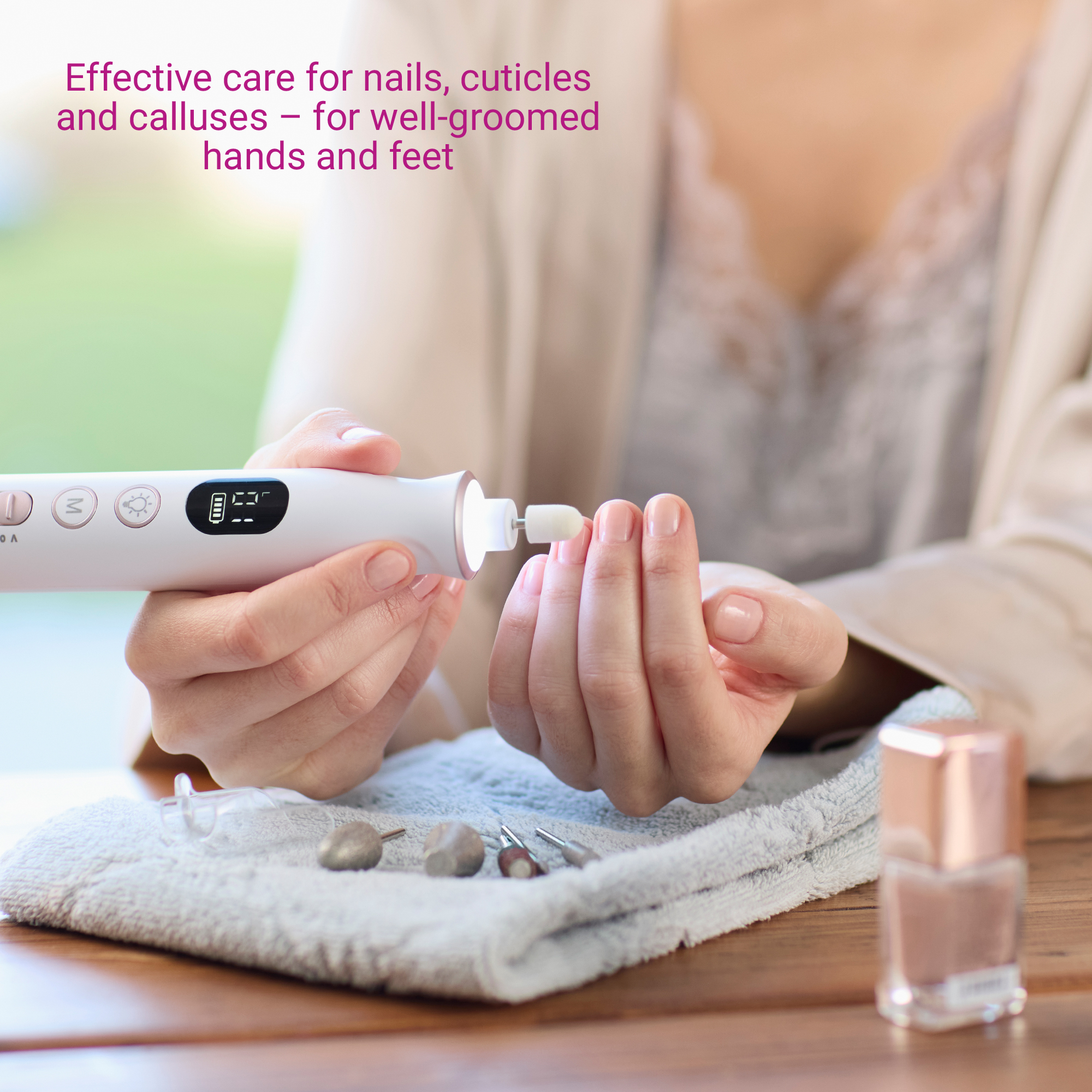 Osoba używa narzędzia do pielęgnacji paznokci. Ręcznik i lakier na drewnianej powierzchni.