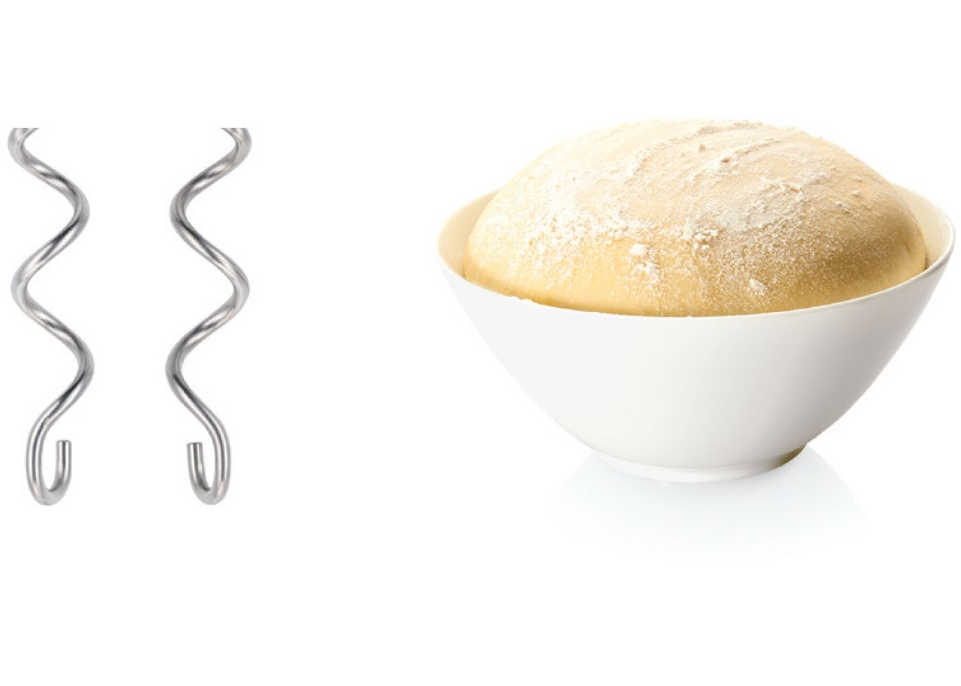 Dwa srebrne spiralne końcówki do miksowania i biała miska z ciastem posypanym mąką.