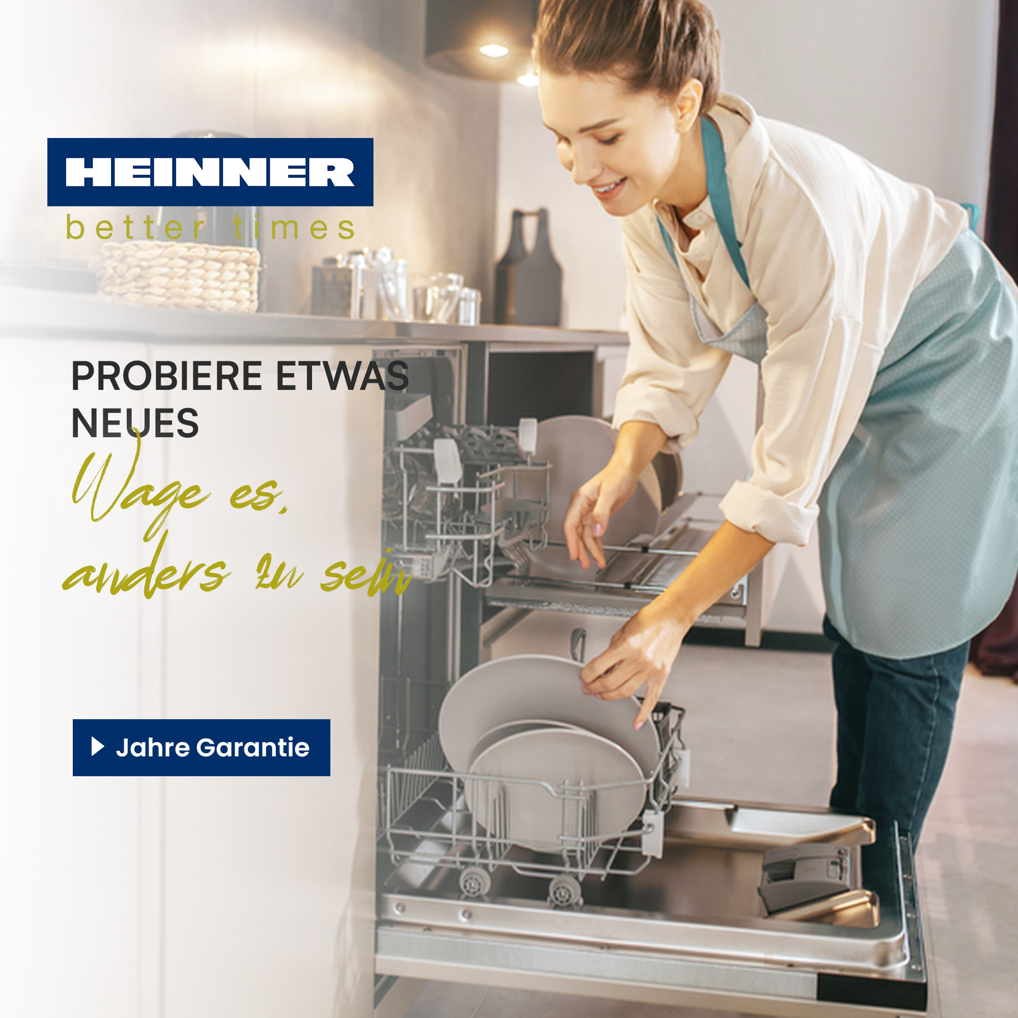 Een vrouw laadt een vaatwasser met borden. Ze draagt een schort. Het Heinner-logo staat bovenaan.